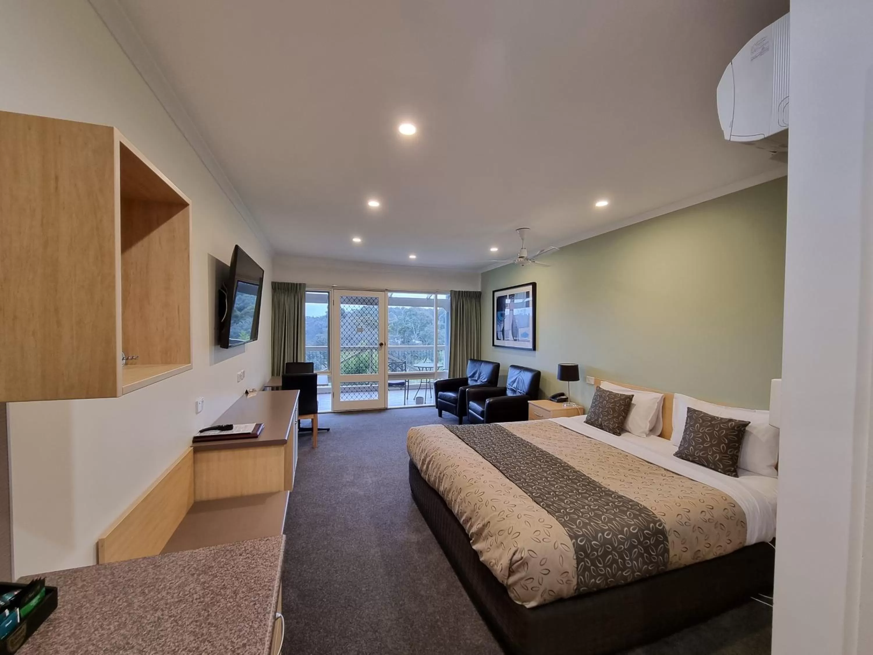 View (from property/room), Bed in Golden Heritage Accommodation