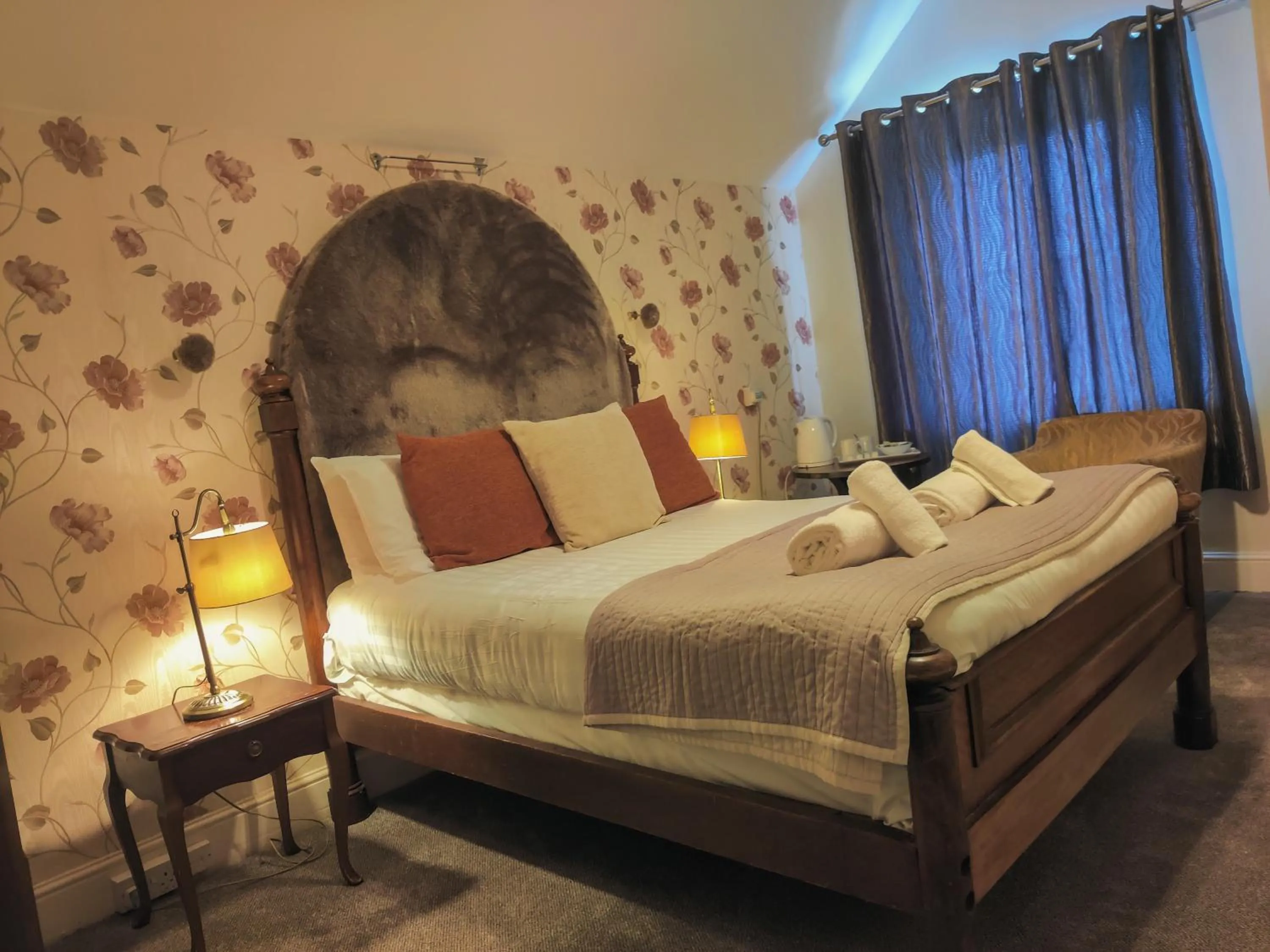 Bedroom, Bed in Wentworth House - Free Parking