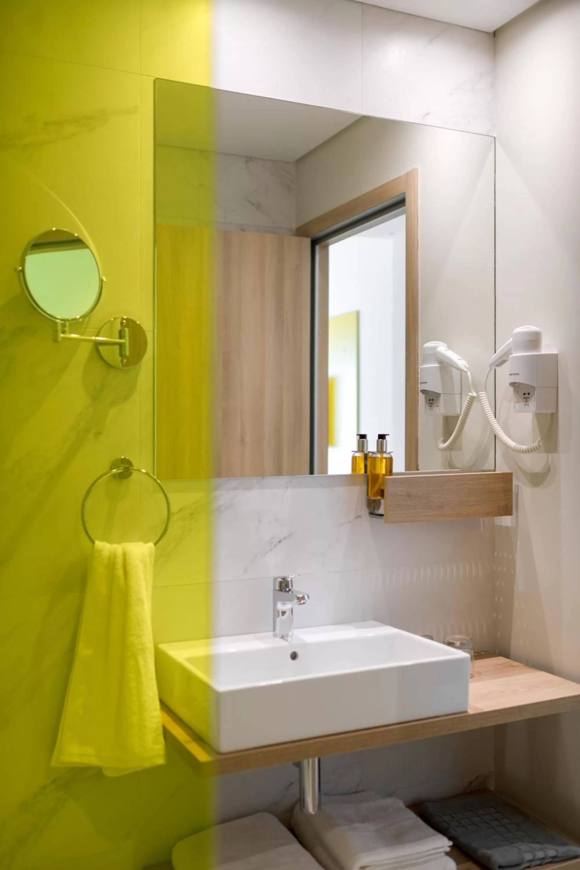 Toilet in ibis Styles Athens Routes