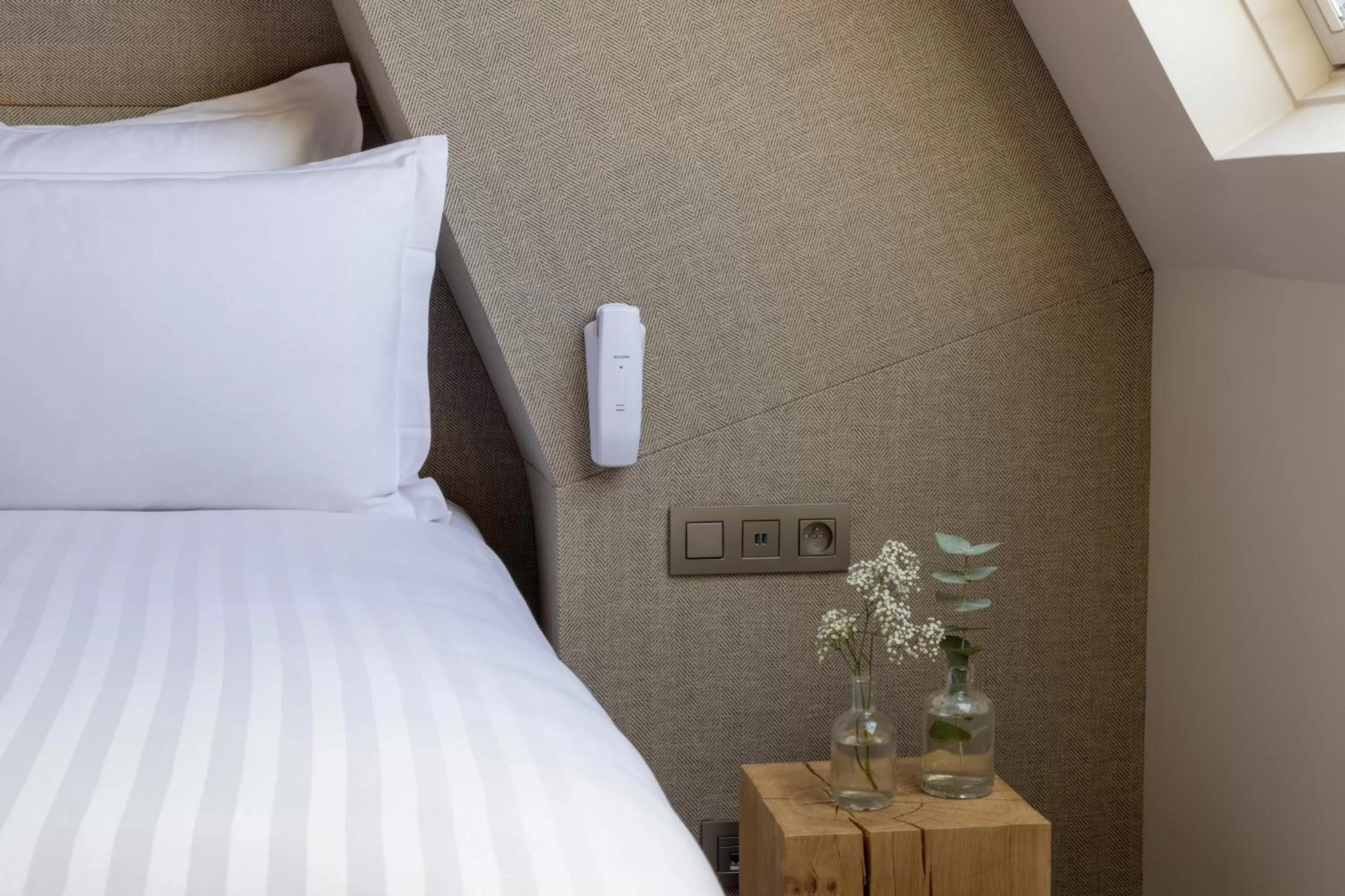 Bedroom, Bed in Hôtel Beige