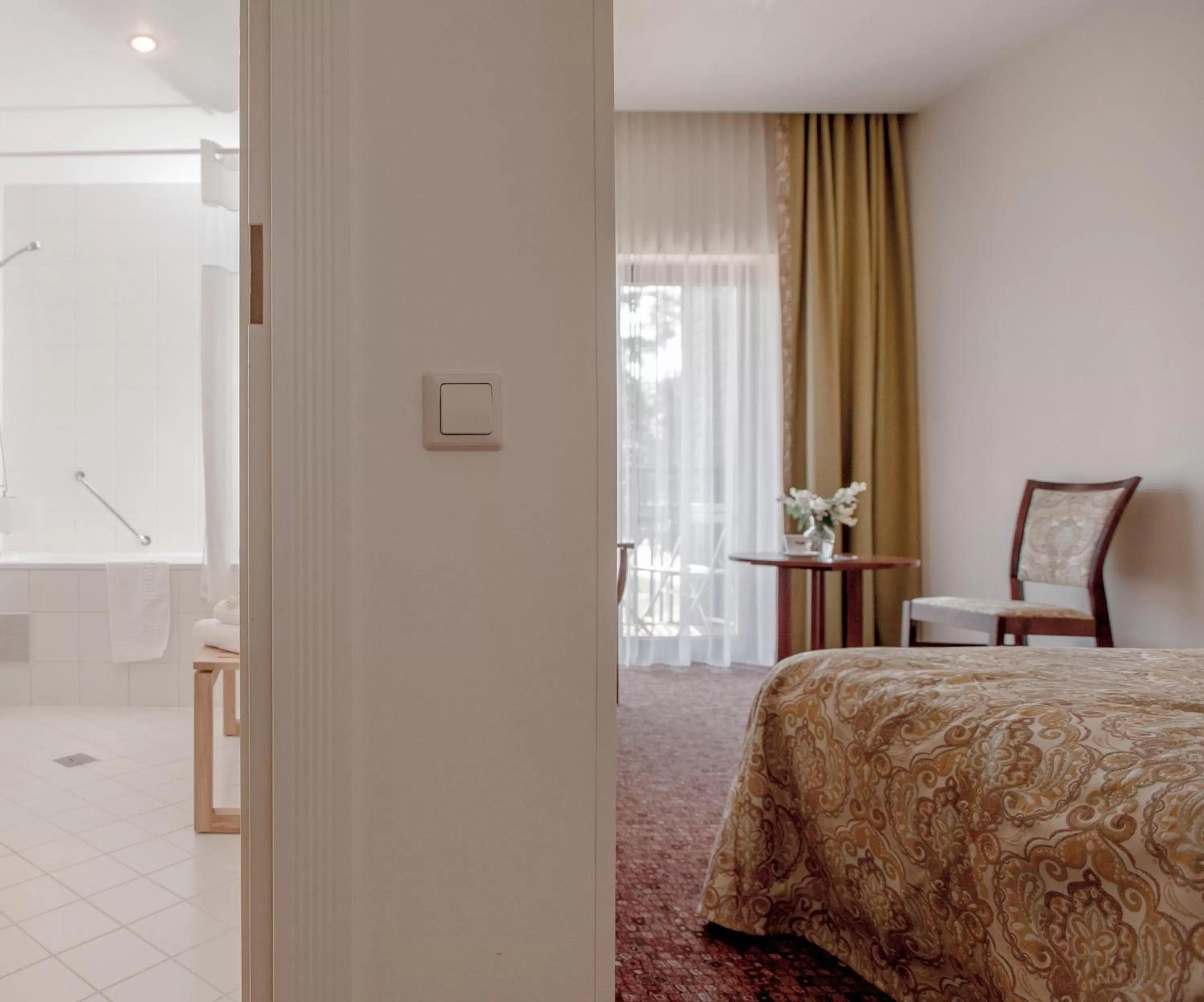 Bathroom, Bed in Regina