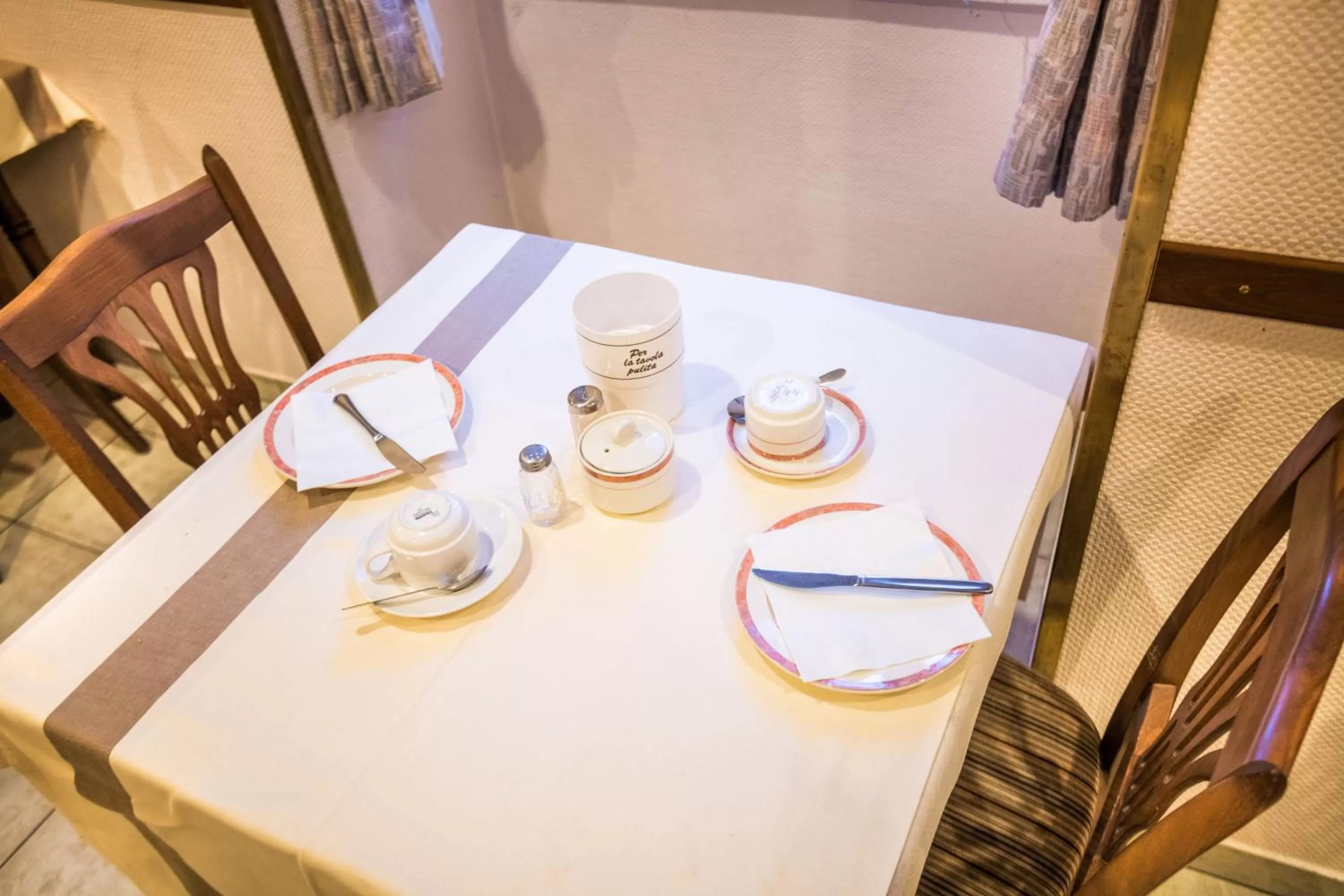 Restaurant/places to eat in Hotel Le Postillon