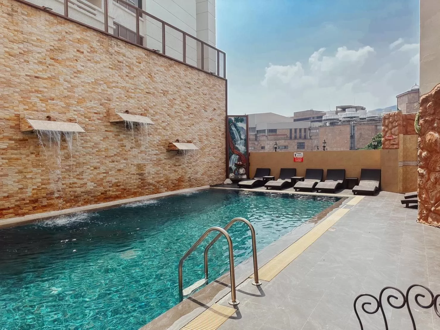 Swimming pool in Hotel De Khuvieng