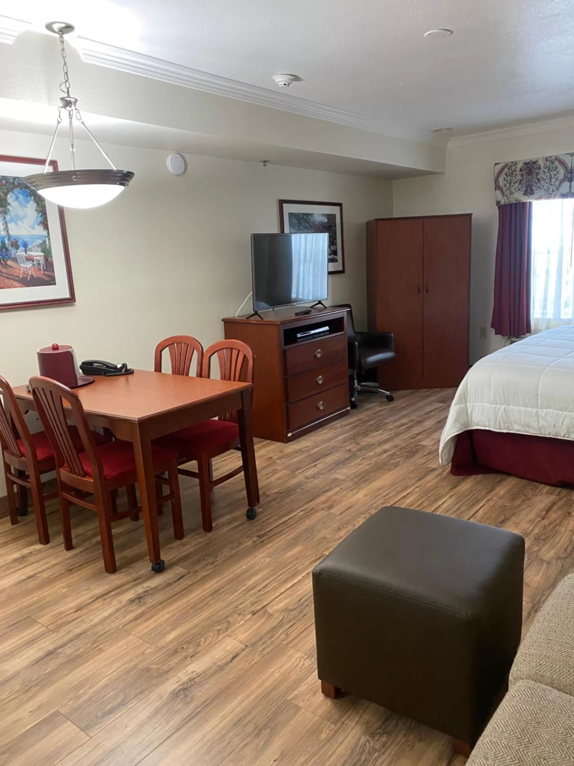 TV and multimedia, Bed in Homestead Lodge Apart Hotel