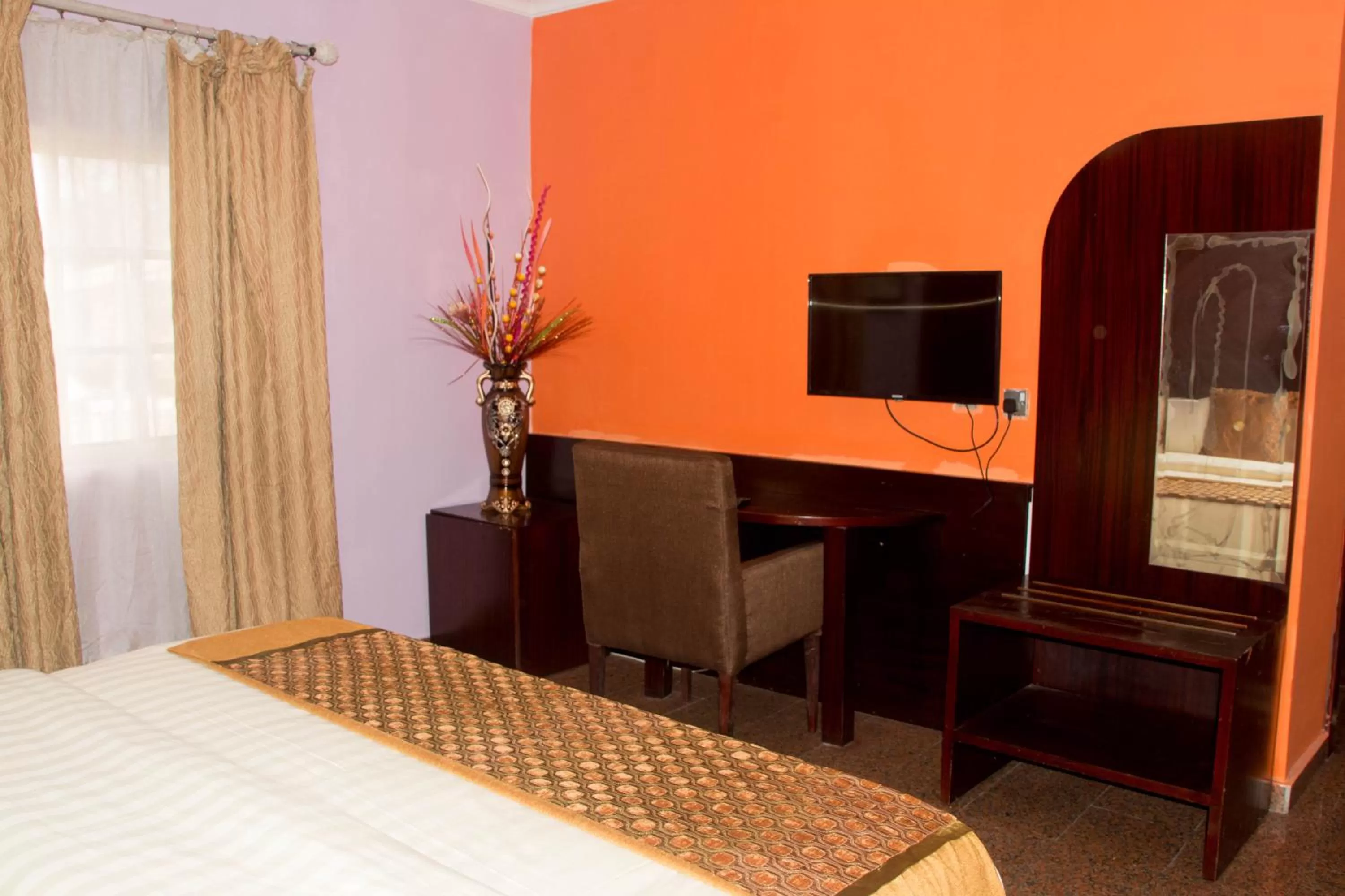 hair dresser, TV/Entertainment Center in Galpin Suites