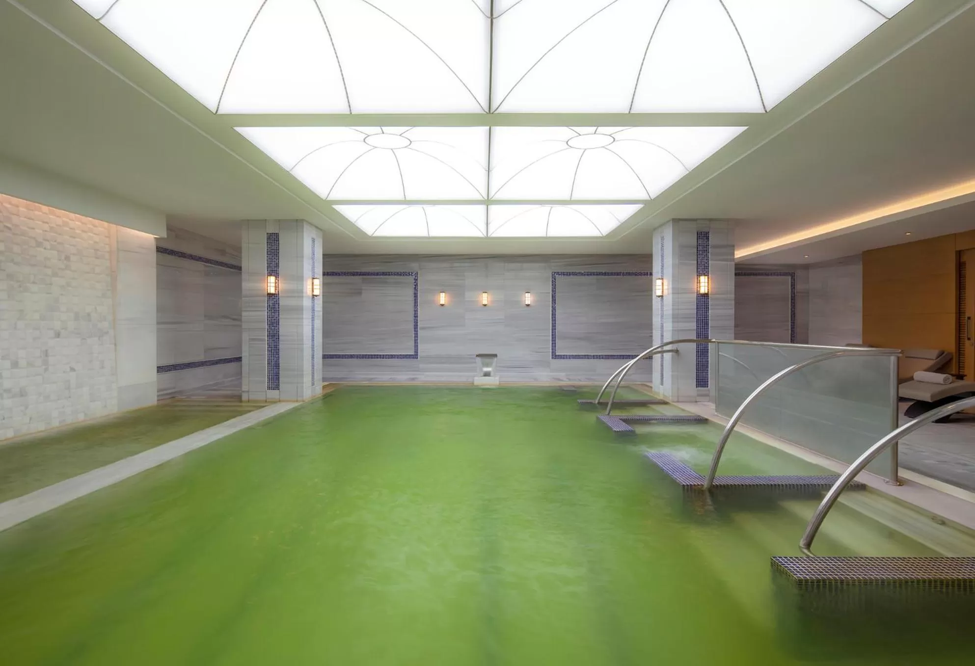 Swimming pool in Mövenpick Hotel & Thermal Spa Bursa