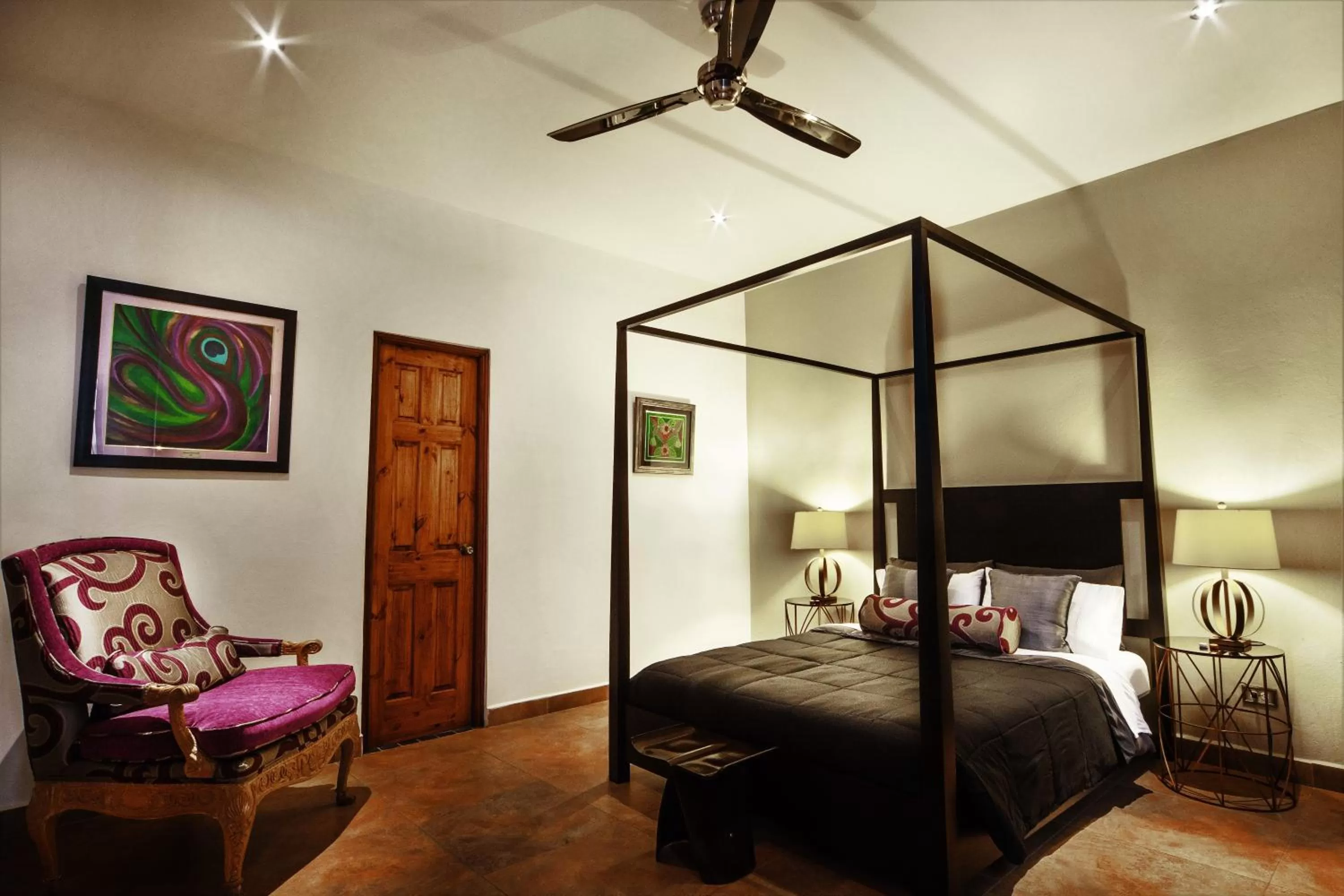 Photo of the whole room, Bed in La Isabela Suites