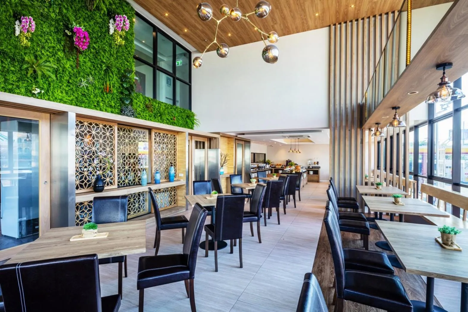 Restaurant/places to eat in Narra Hotel