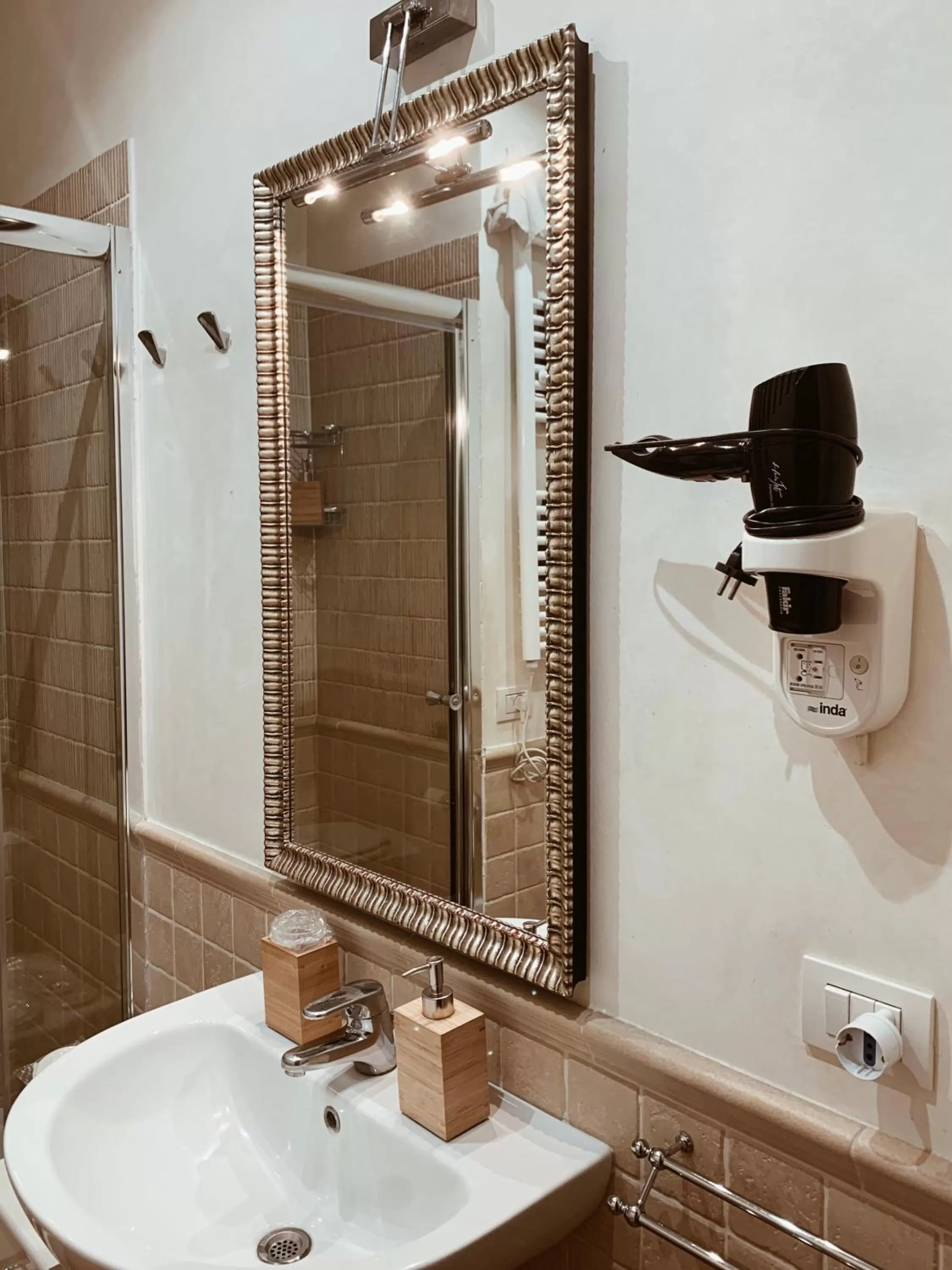 Shower in Residenza Sciarra B&B