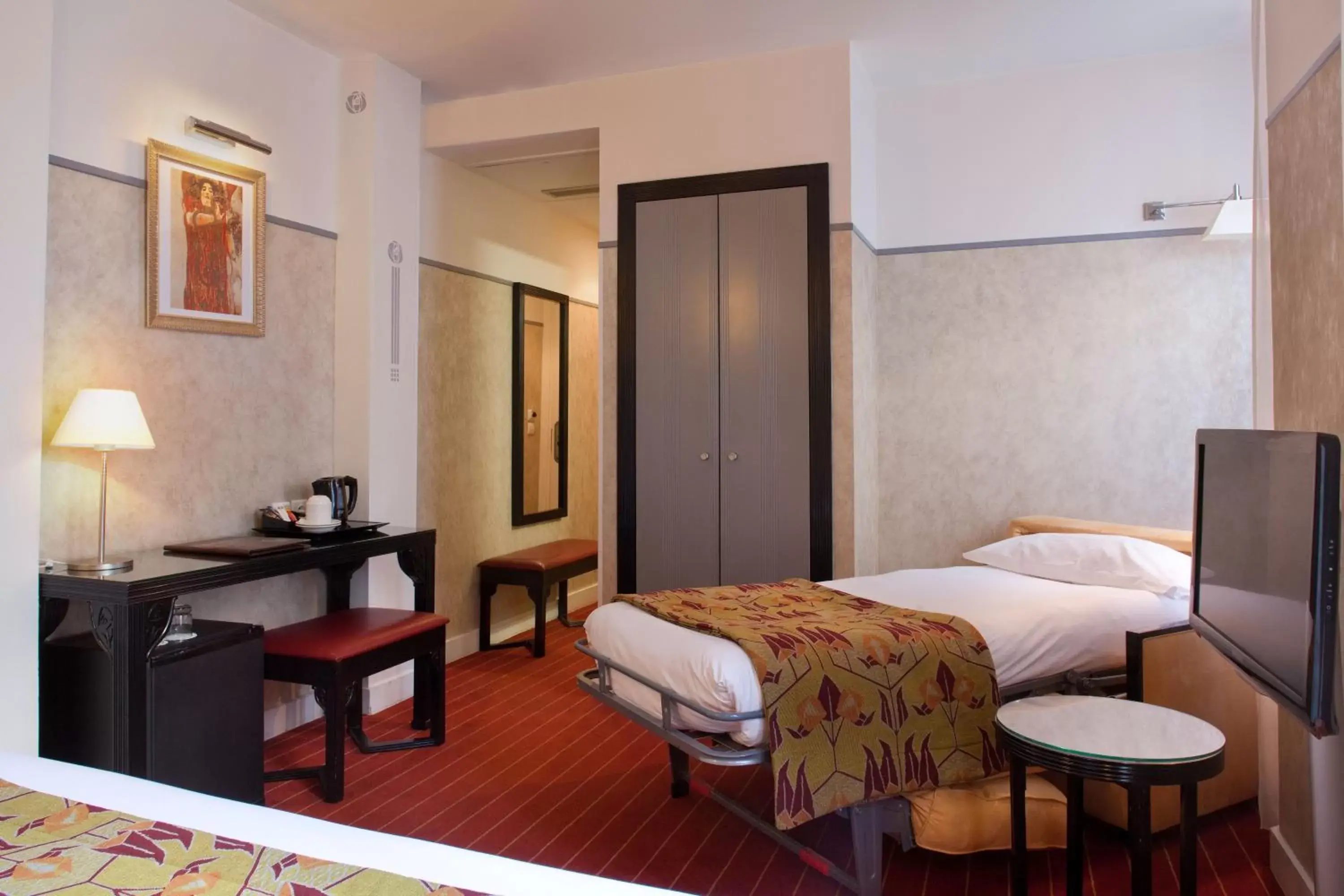 Family Room in Hotel Eiffel Seine Family Room in Hotel Eiffel Seine