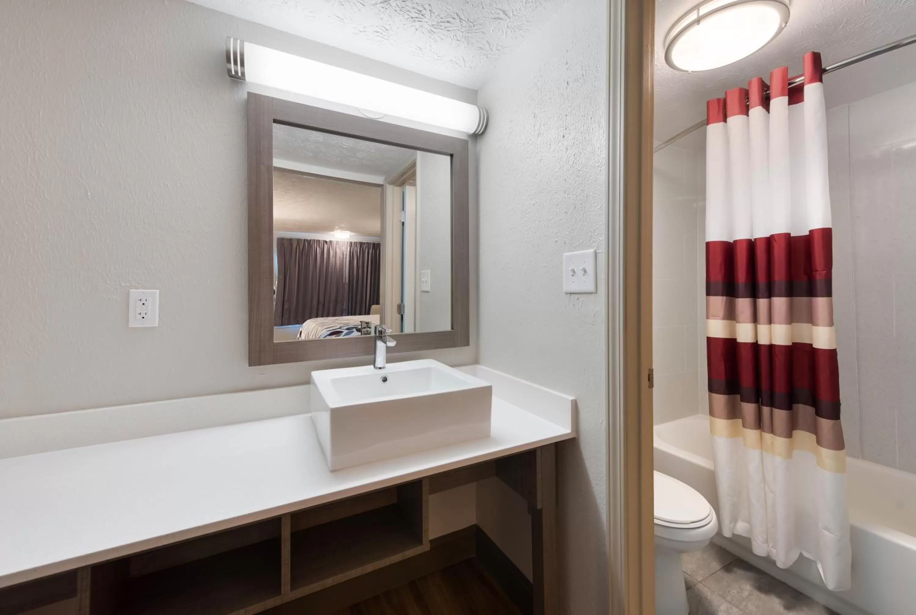 Bathroom in Red Roof Inn Dayton - Moraine/U of Dayton