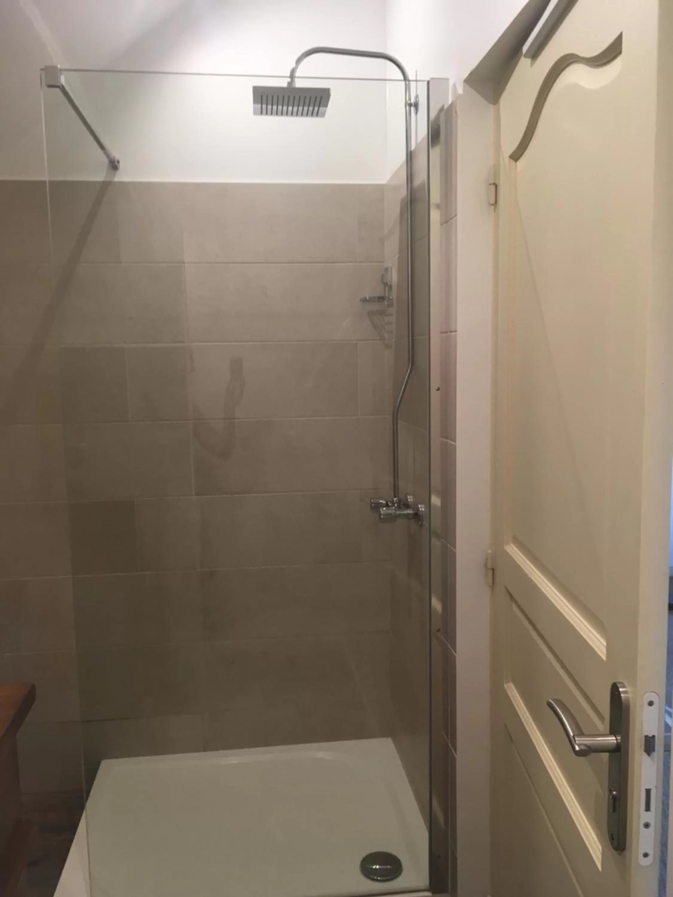 Shower, Bathroom in Caloupilé