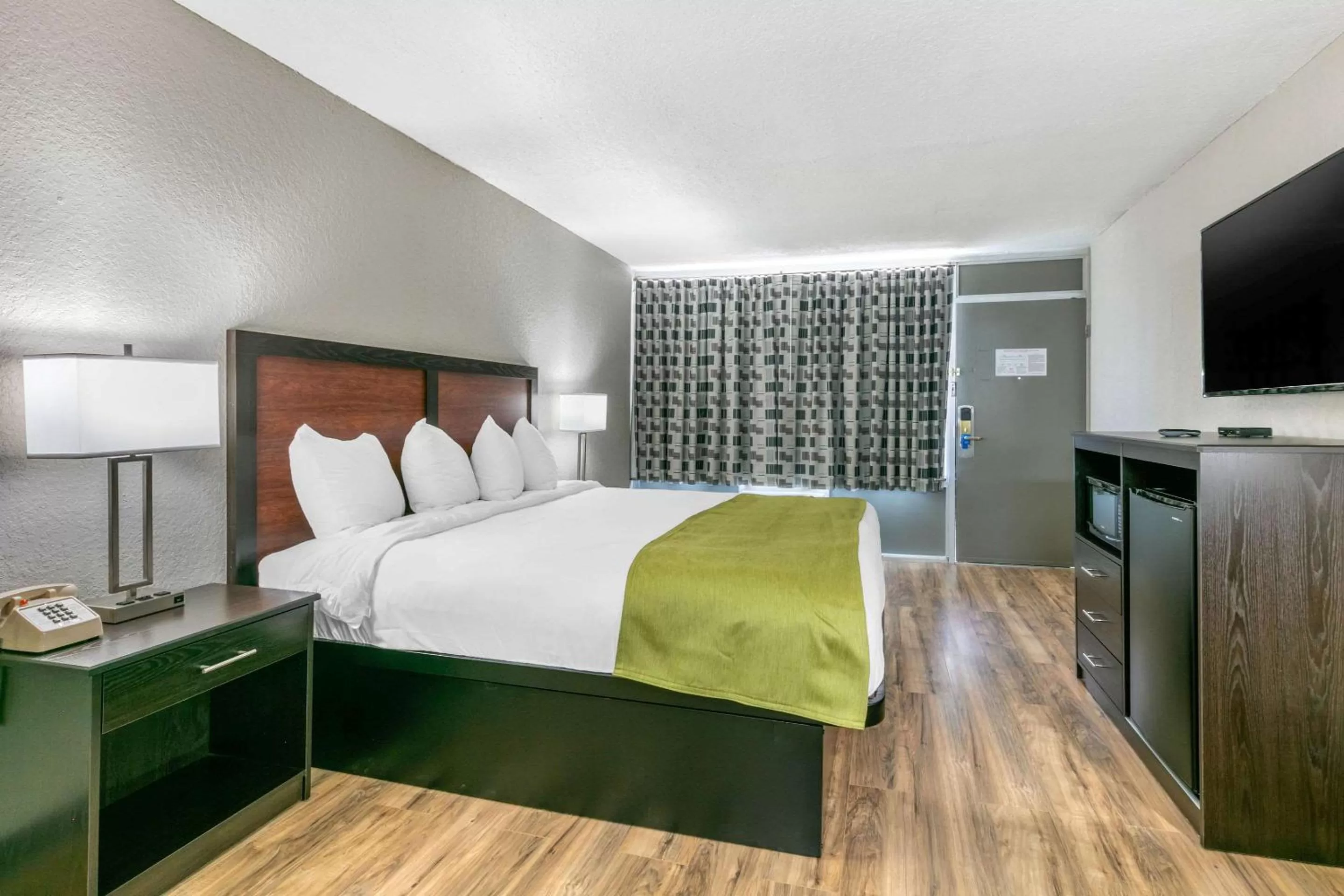 Photo of the whole room in Rodeway Inn Kingston Springs