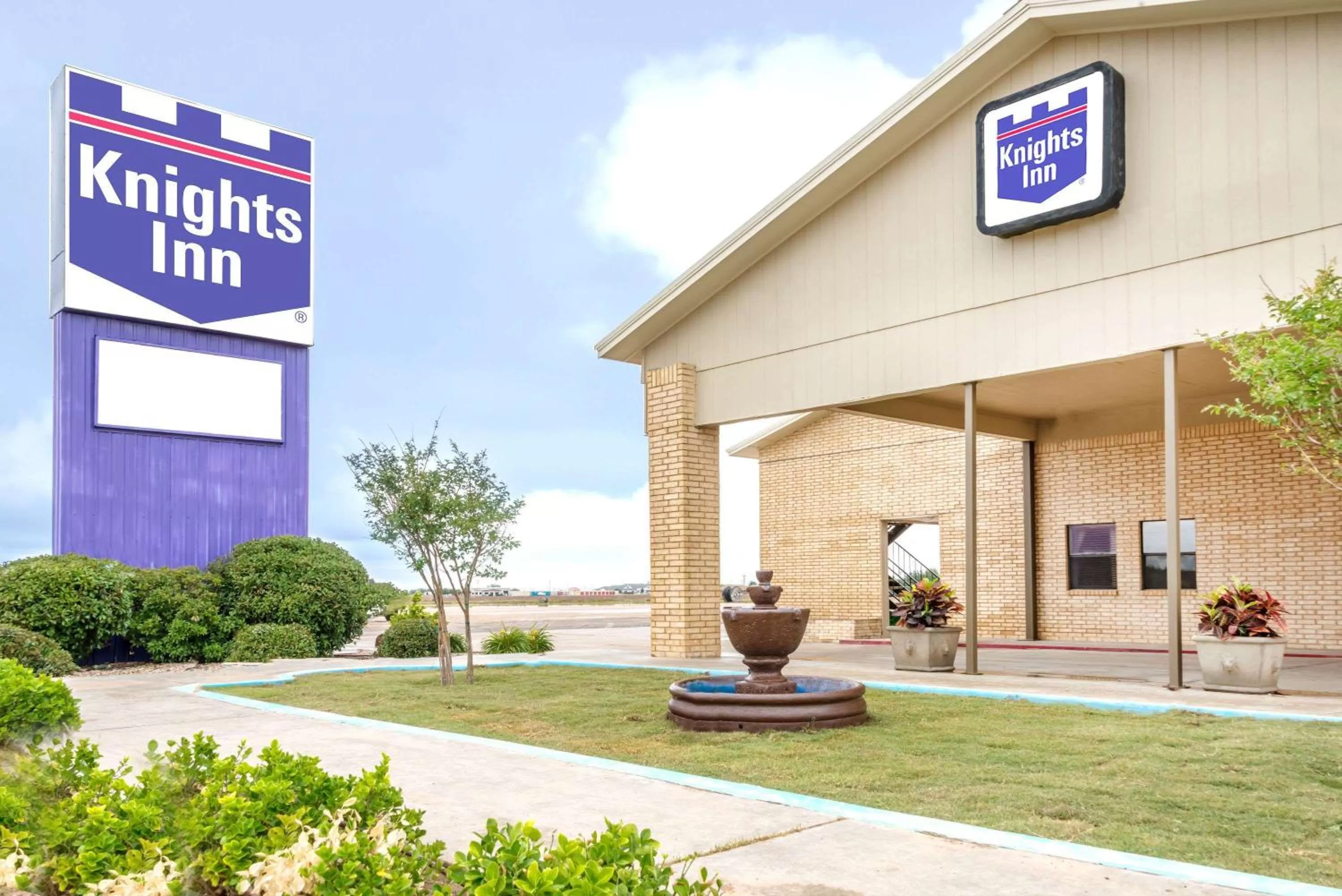 Property building in Knights Inn - Slaton