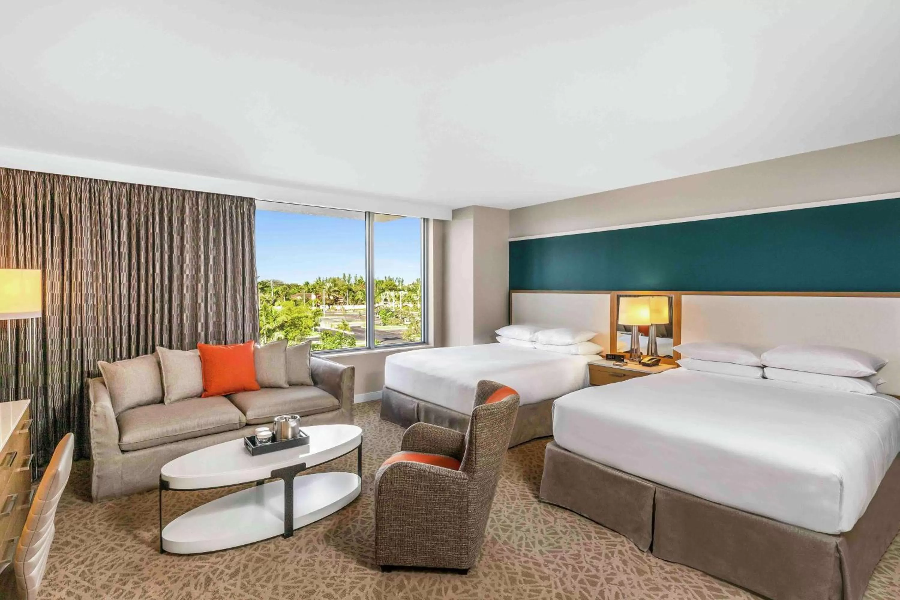 Living room, Bed in Hilton Miami Dadeland