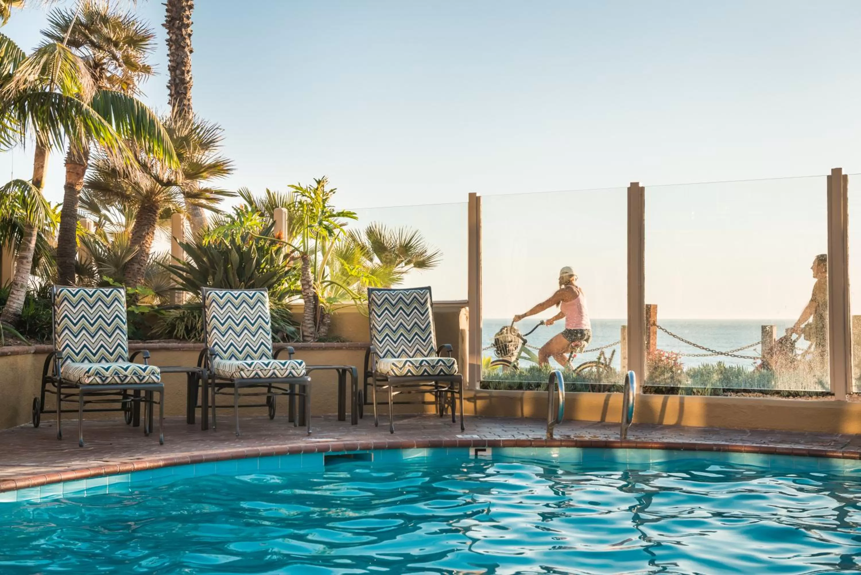 Swimming pool in Pacific Terrace Hotel