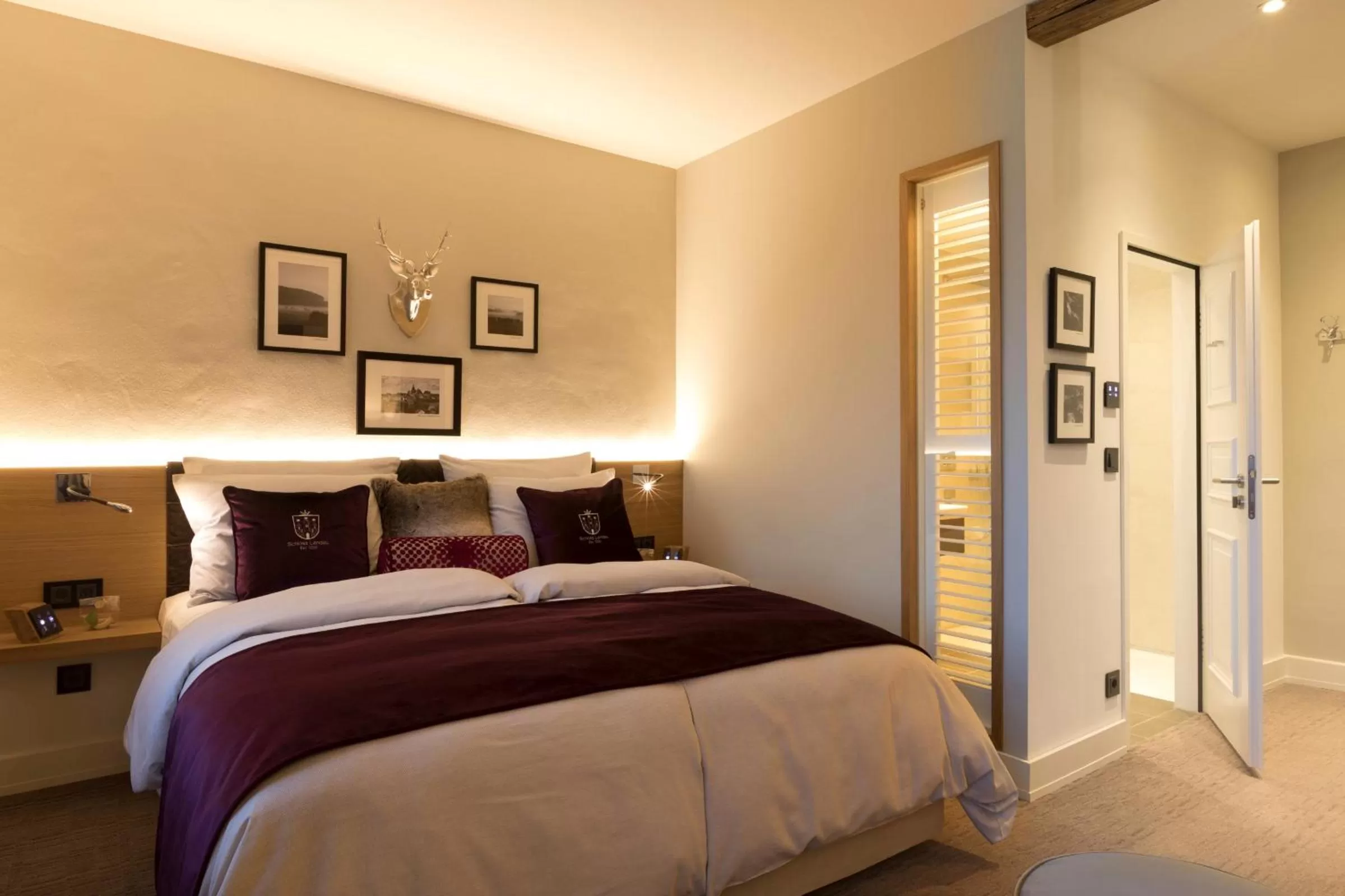 Photo of the whole room, Bed in Hotel Brunnenhaus Schloss Landau