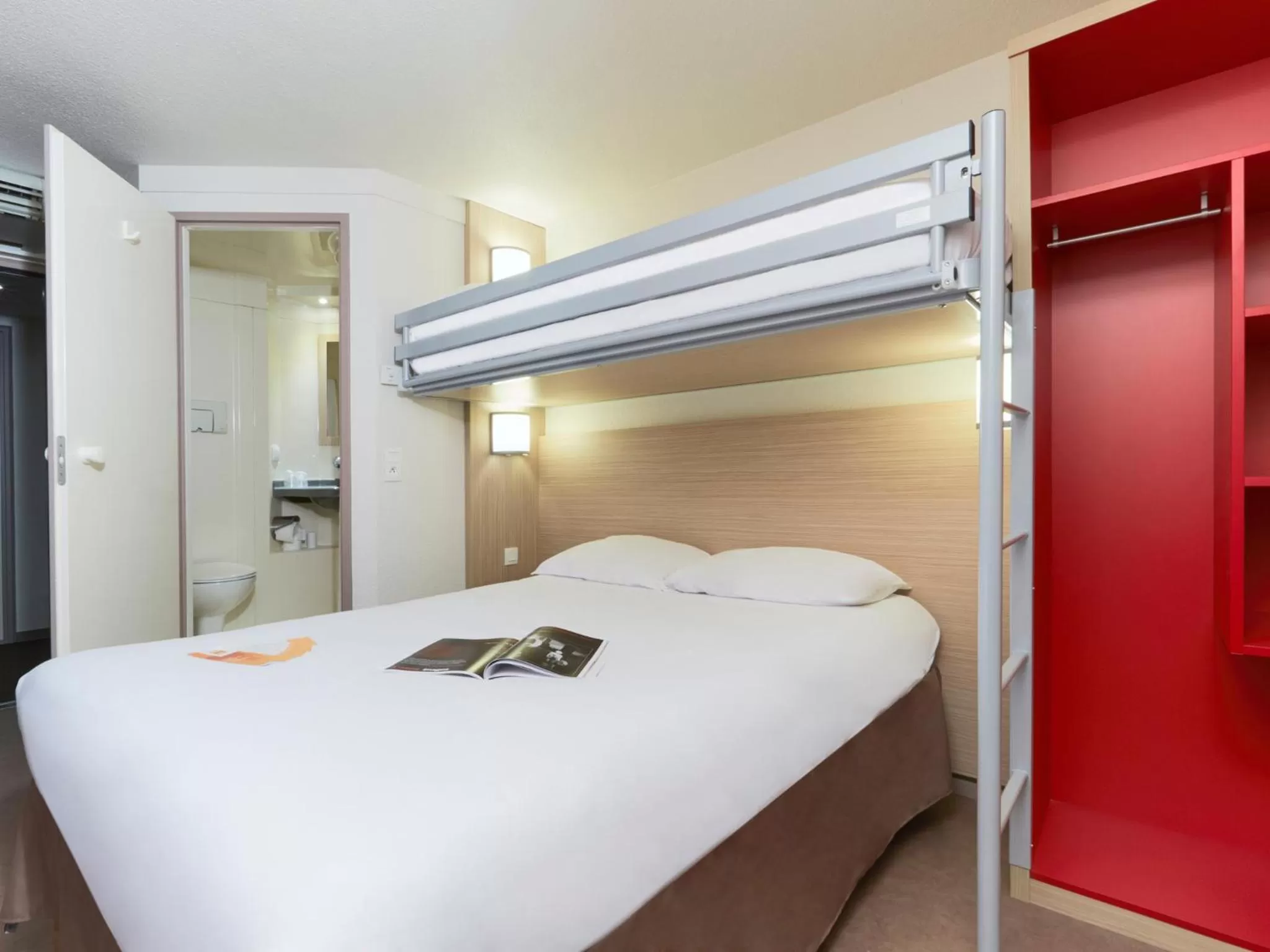 Triple Room (1 Double Bed + 1 Single Bed) in Première Classe Chalon Sur Saône