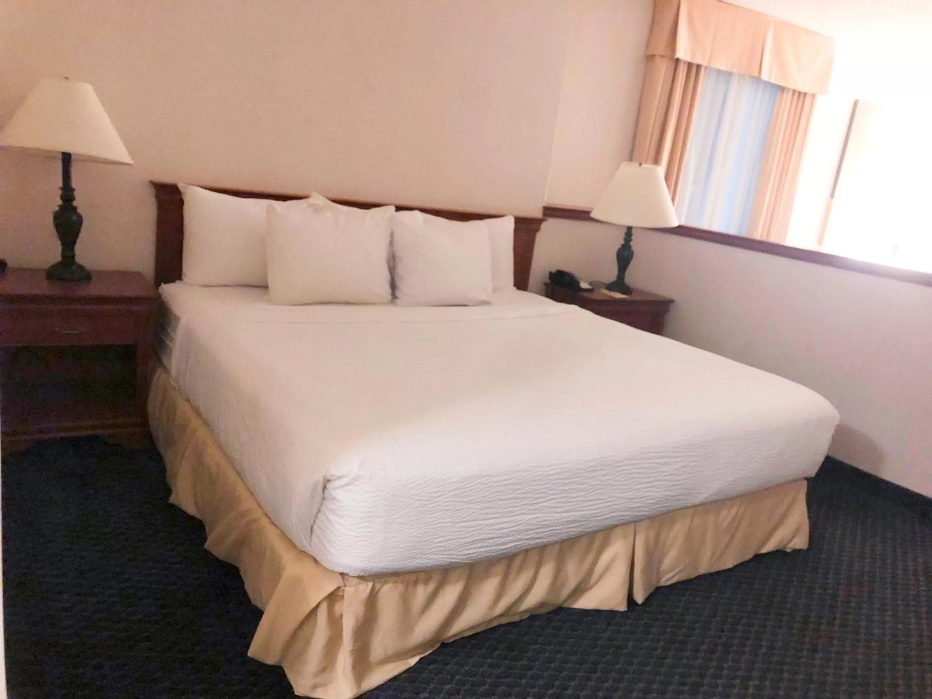 Bed in Days Inn by Wyndham Niagara Falls Centre St By the Falls