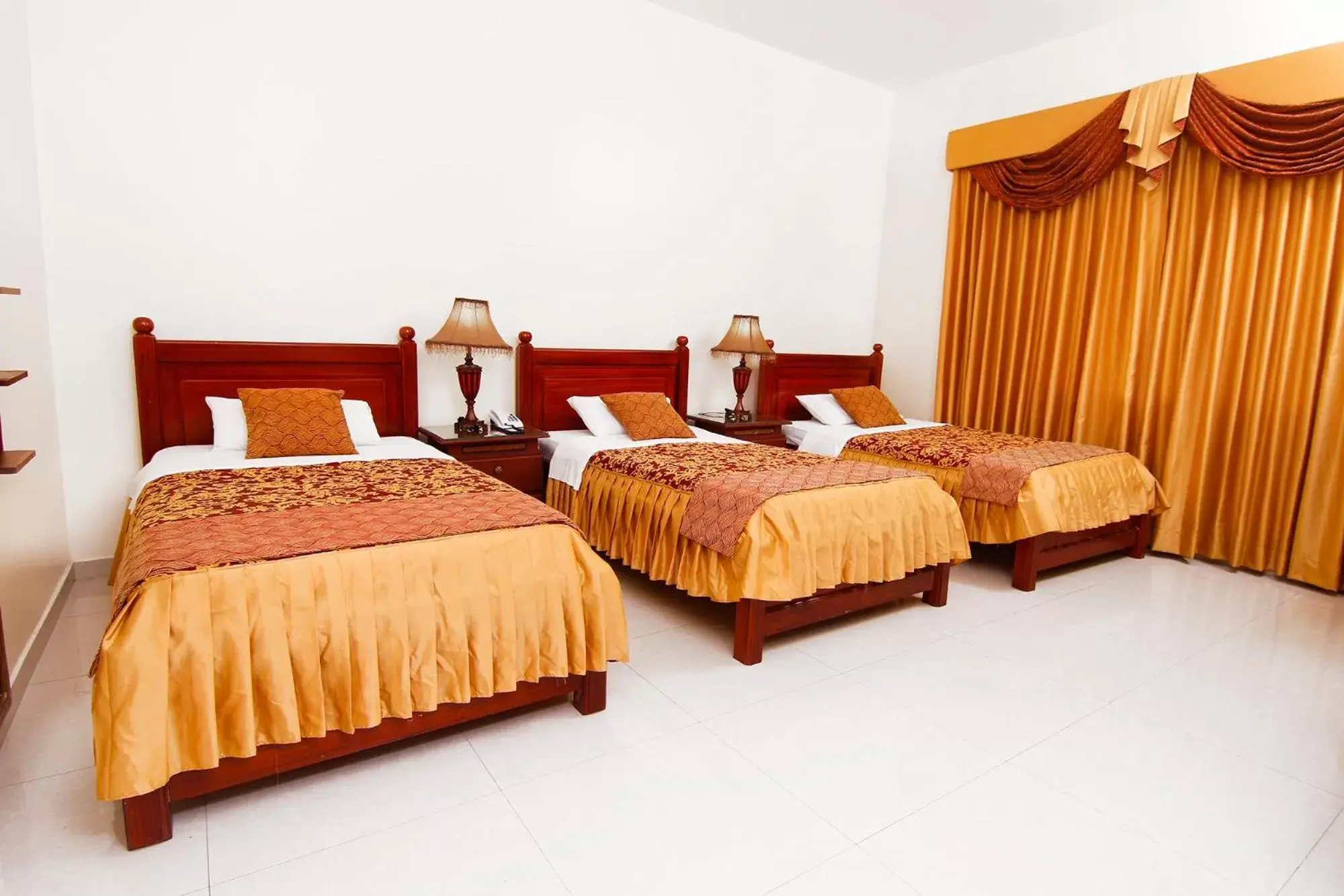 Triple Room in Hotel Versailles Internacional Triple Room in Hotel Versailles Internacional