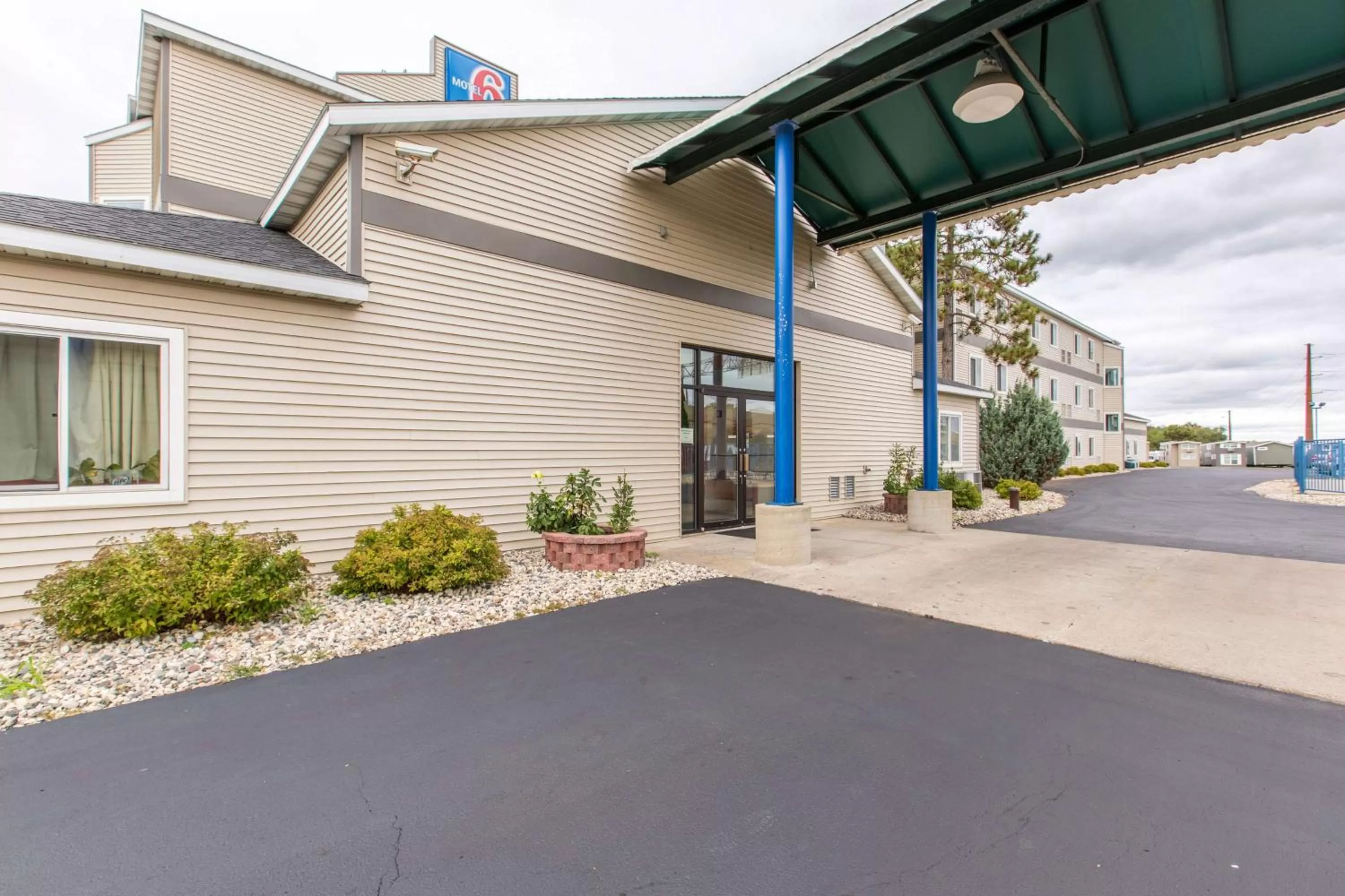 Property building in Motel 6-Baraboo, WI - Lake Delton-Wisconsin Dells