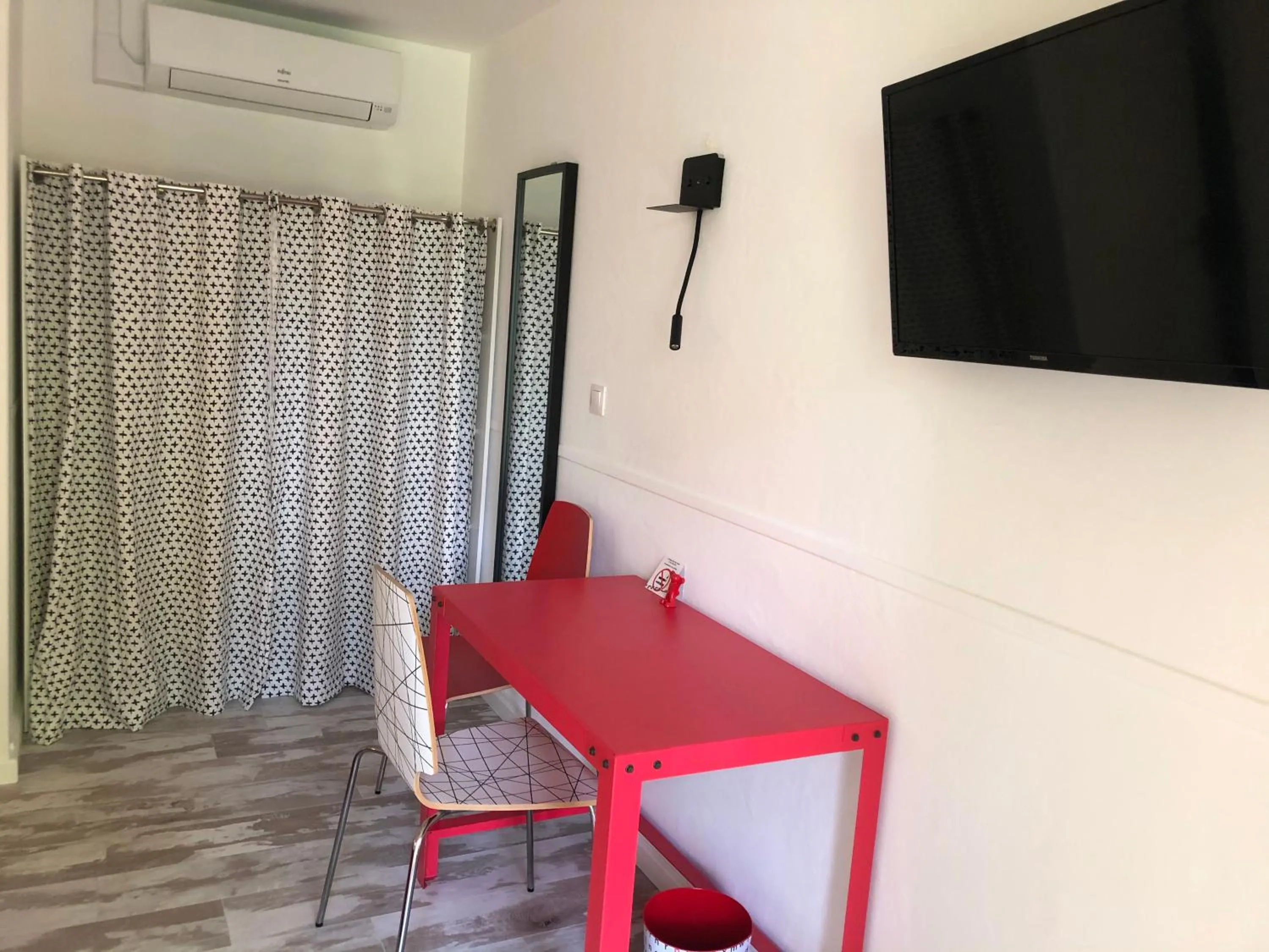 TV and multimedia in Hôtel Concorde