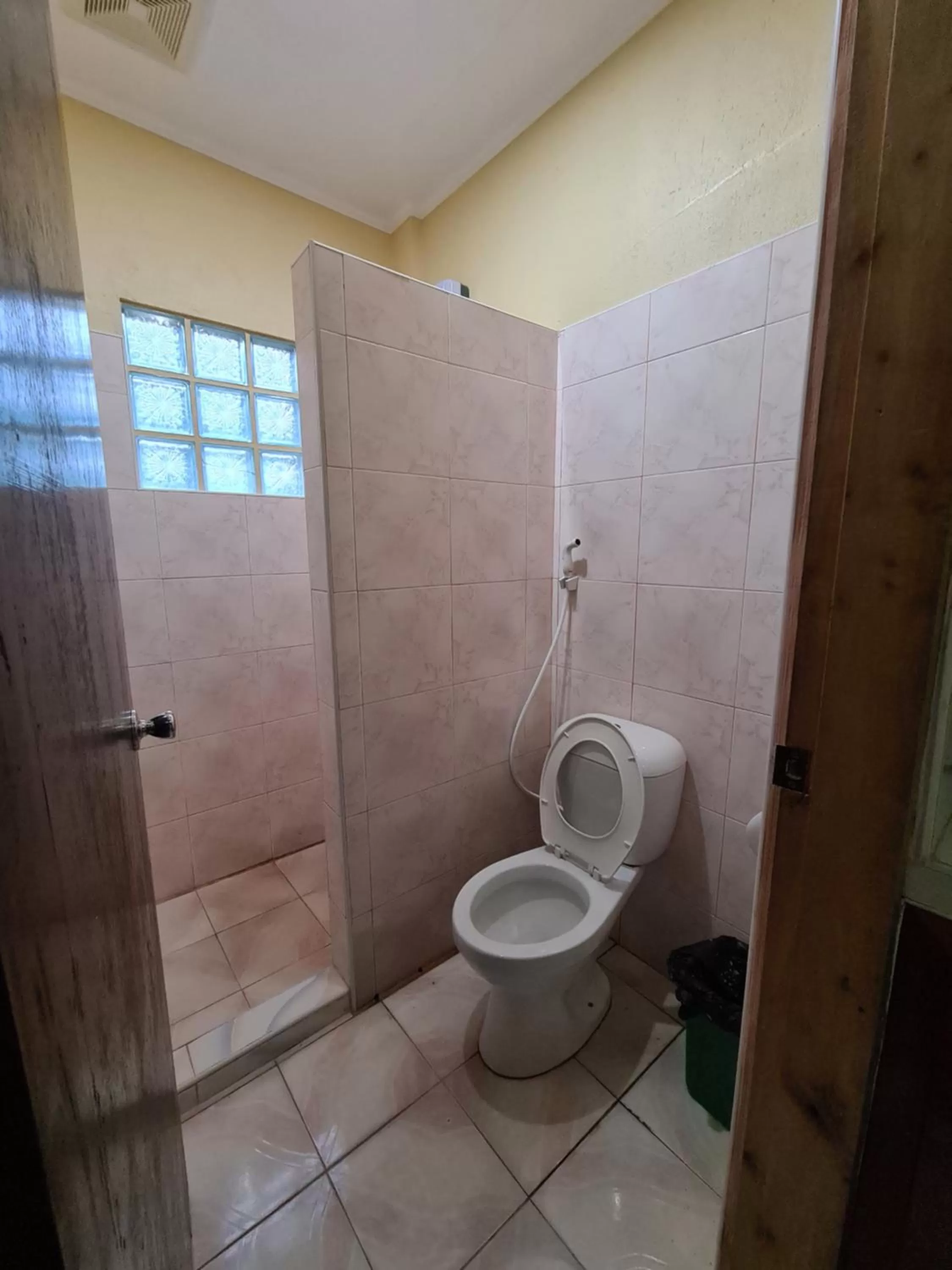 Shower in La-Familia Guest House