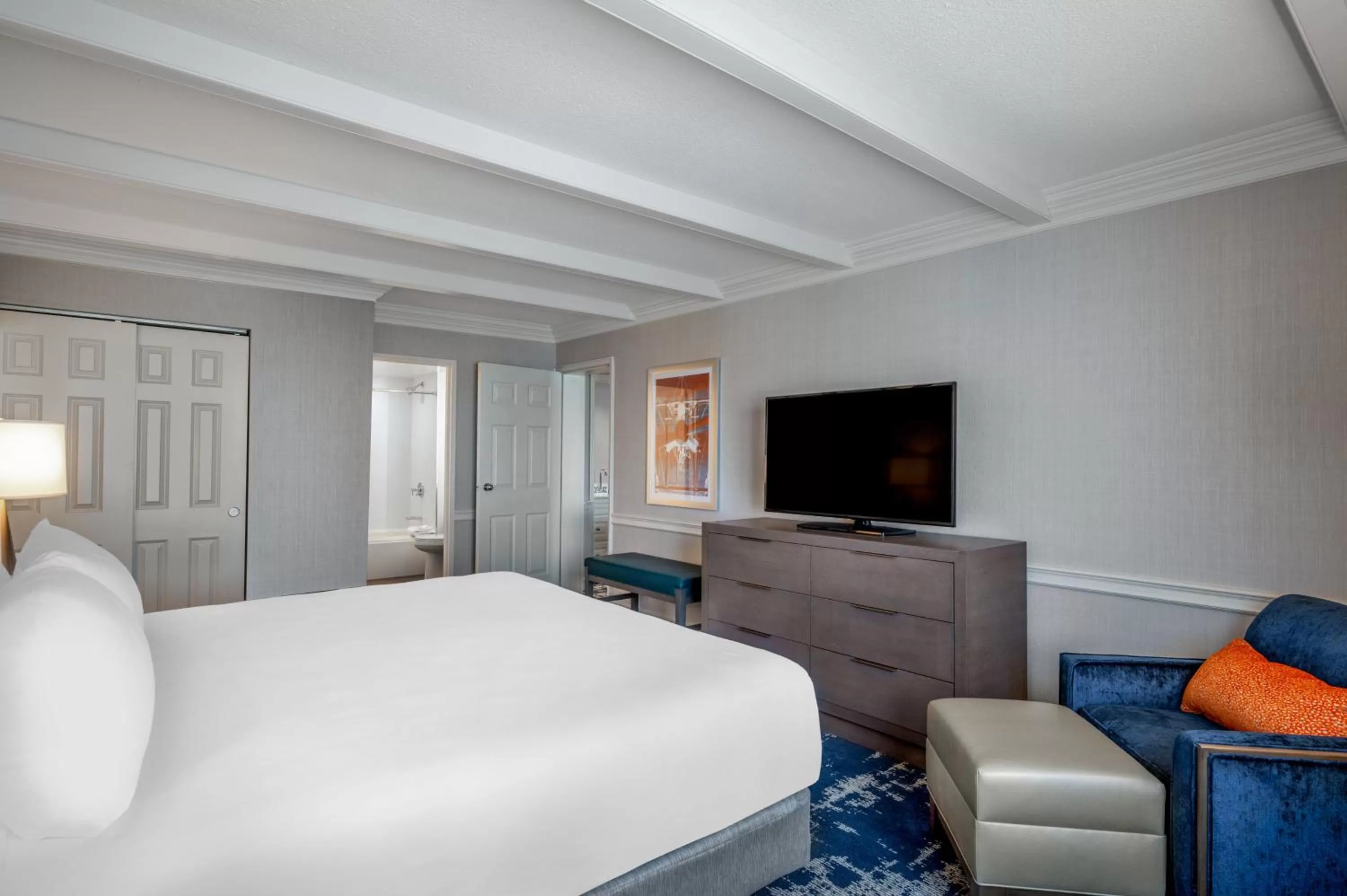 Bedroom, Bed in Crowne Plaza Albany - The Desmond Hotel