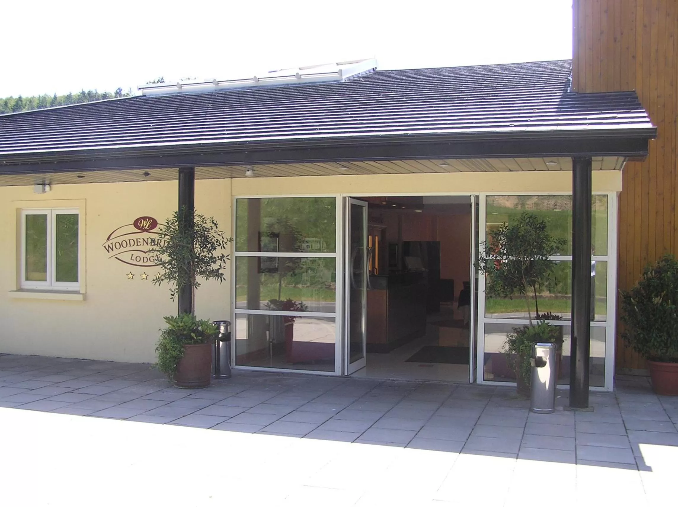 Facade/entrance in Woodenbridge Hotel