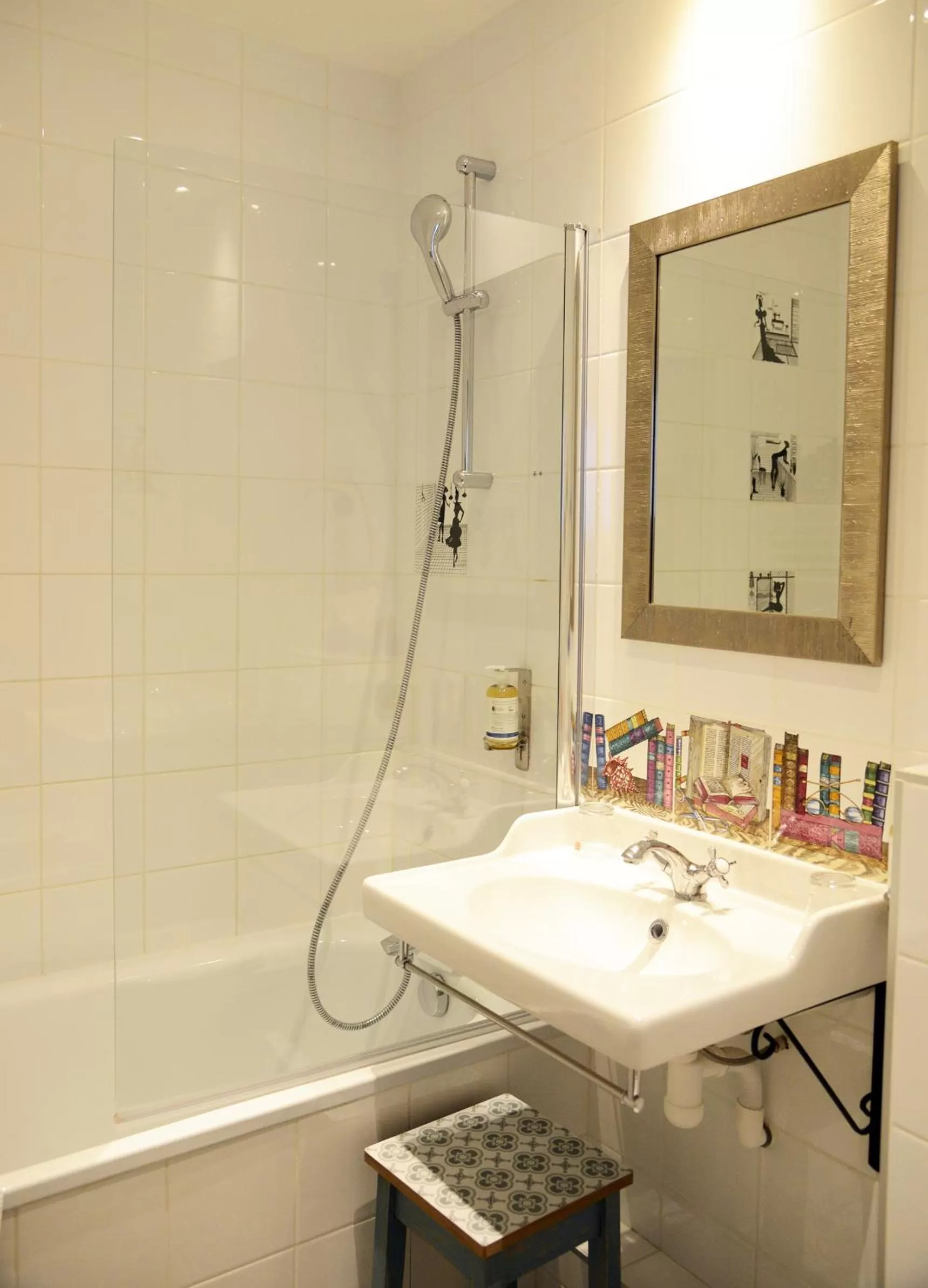 Shower in Hôtel Malar