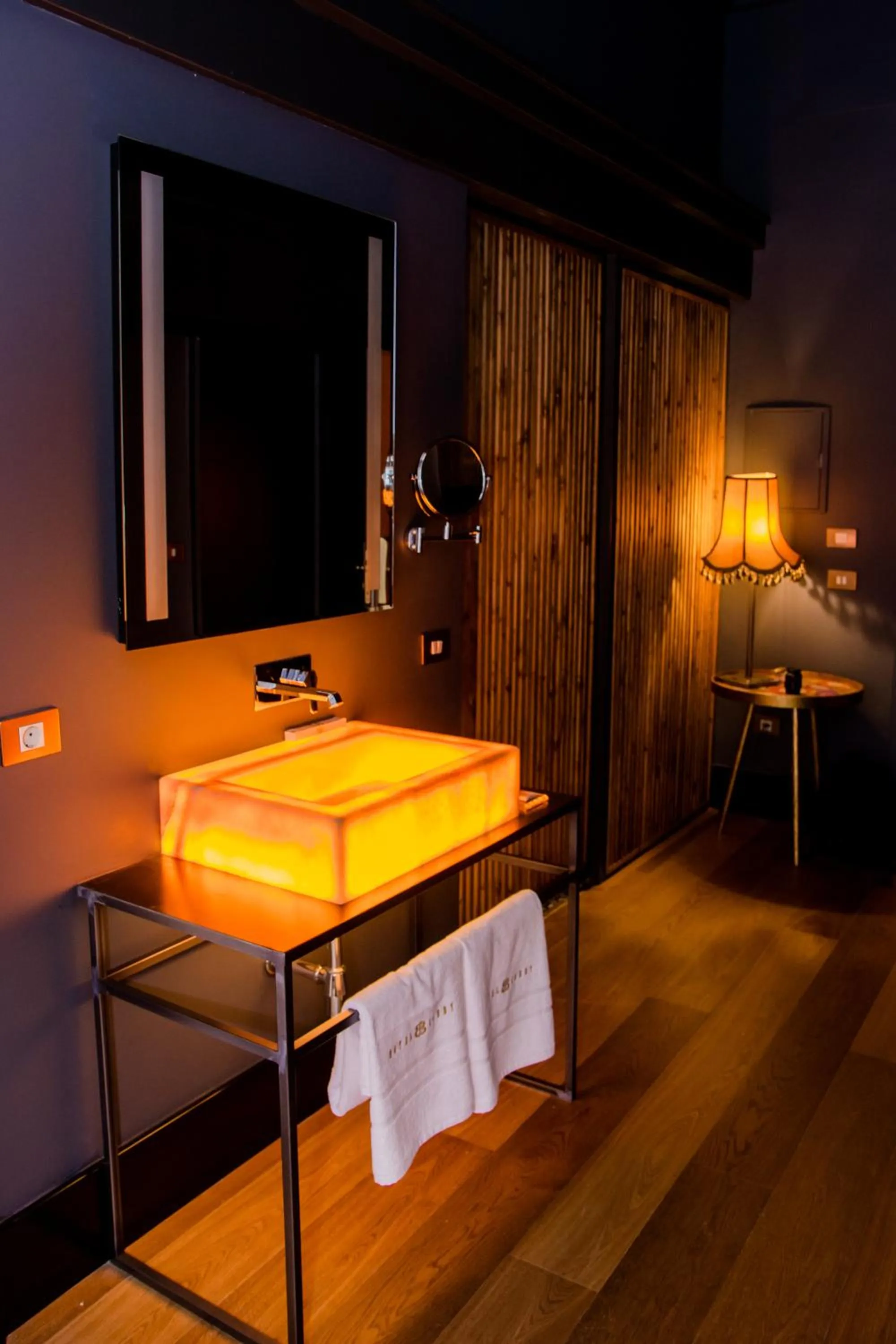 Bathroom, Bed in Hotel Lobby