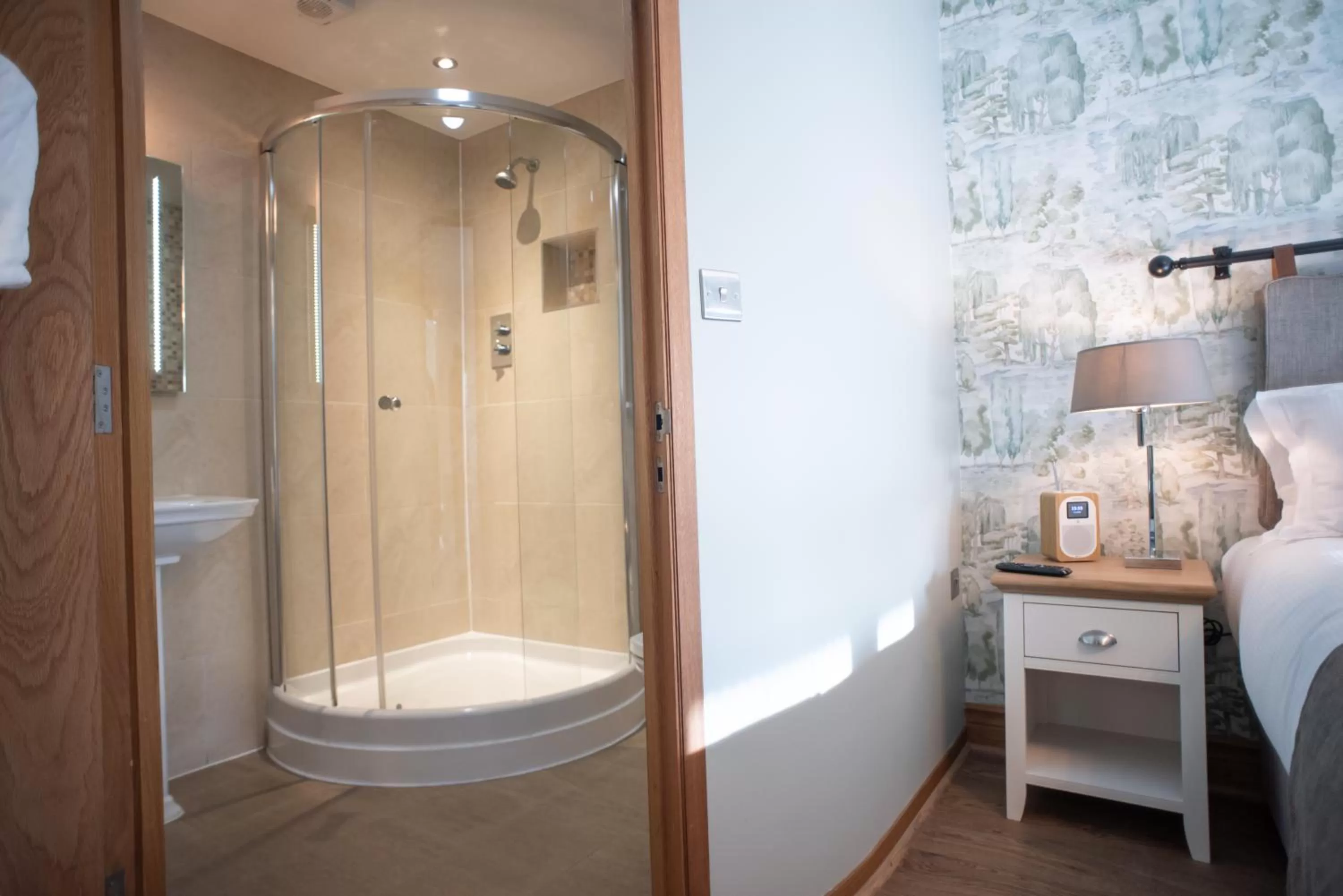 Bed in Cromwell Arms Country Pub with Rooms