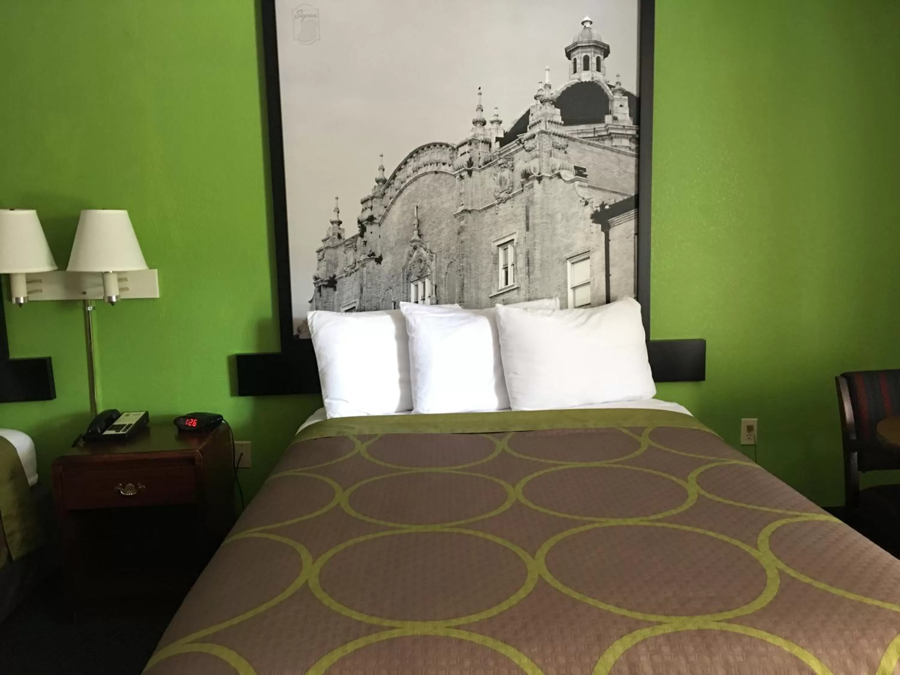 Bedroom, Bed in Super 8 by Wyndham Mobile