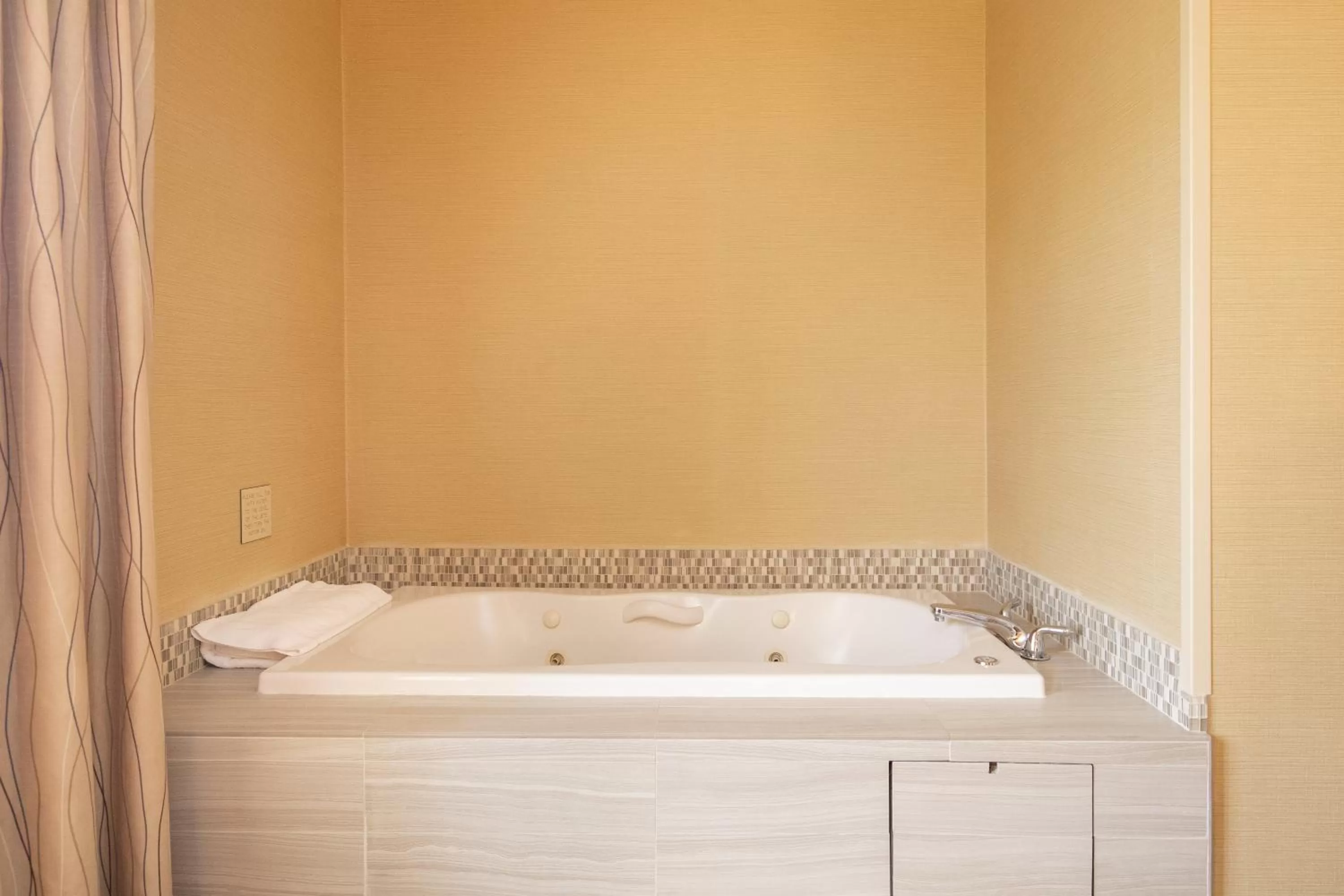 Bathroom, Bed in Holiday Inn Express Castro Valley - I-580 by IHG