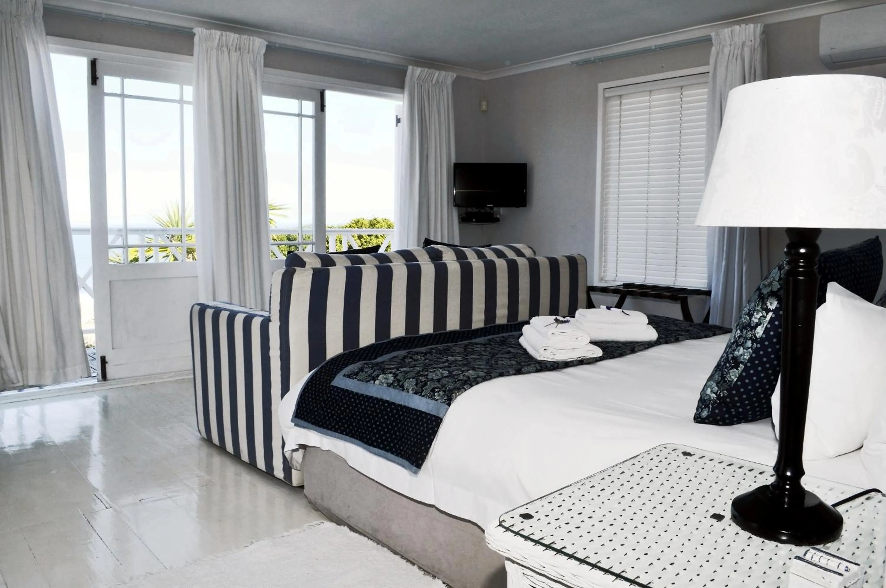 Sea view, Bed in Brenton Beach House