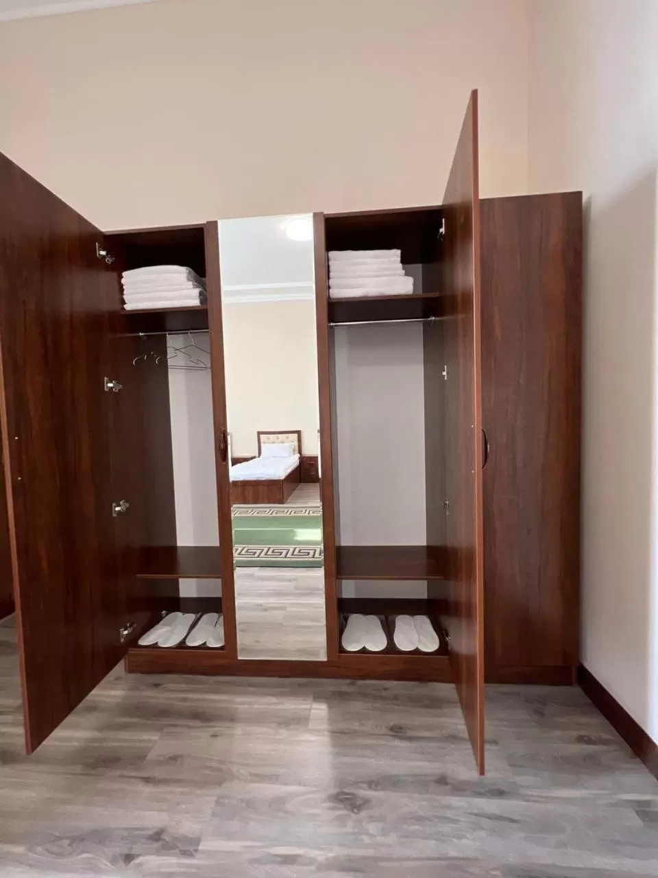 wardrobe in Samarabonu Hotel