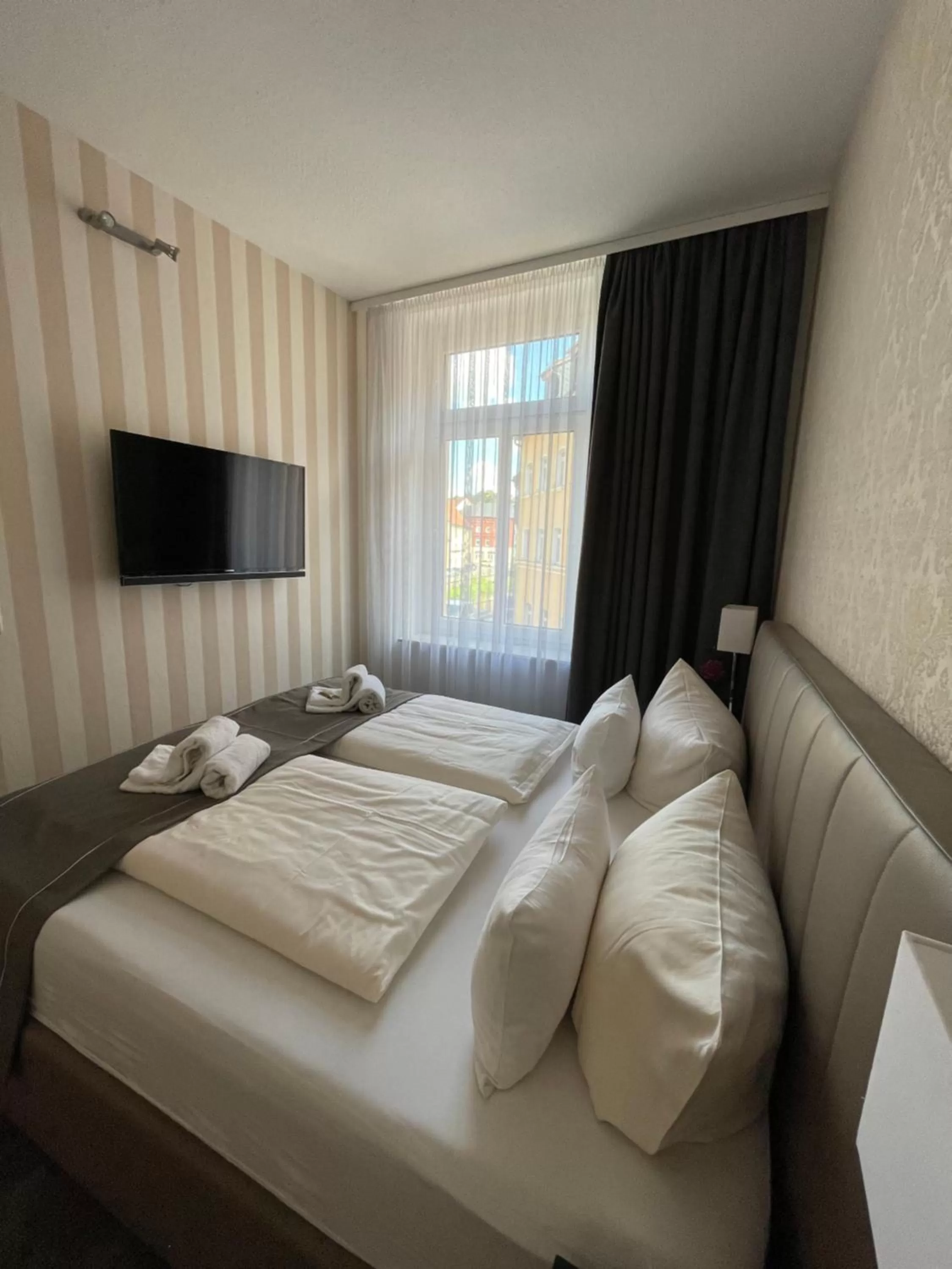 Bedroom, Bed in "Zur Altstadt - Am Fuße der Osterburg" Gaststätte, Pension, FEWO