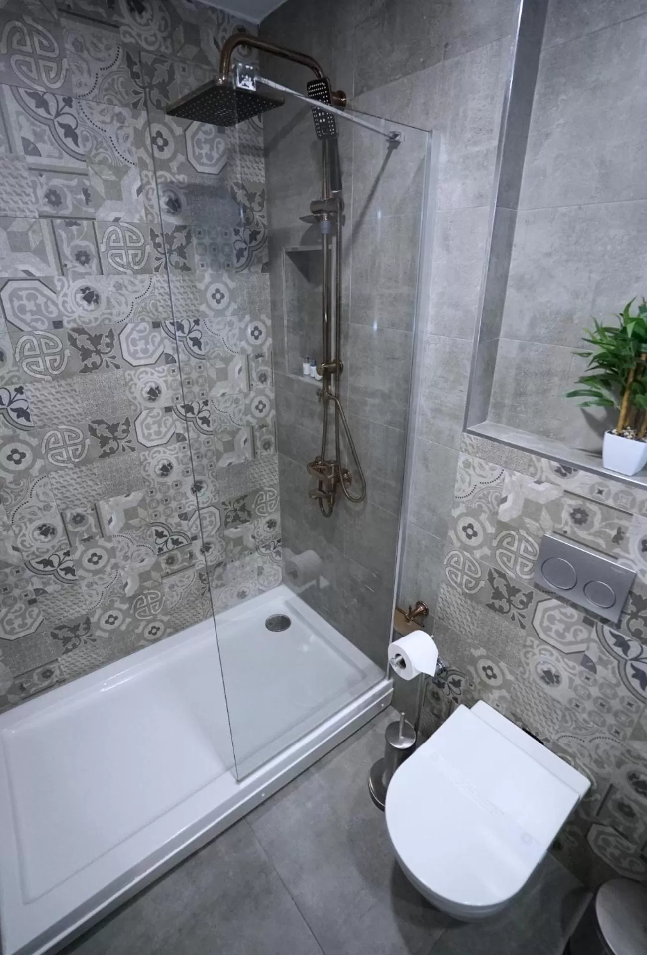 Shower in Homey AirPort Hotel