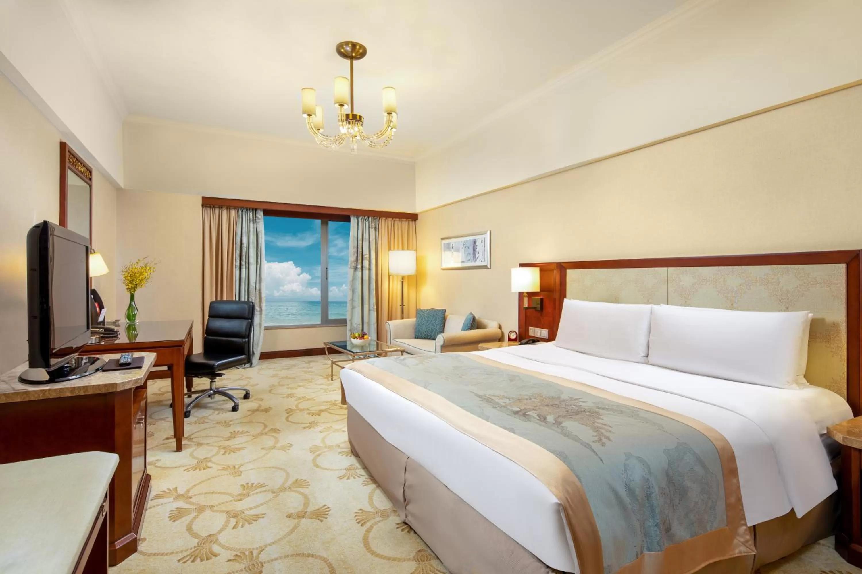 Photo of the whole room, Bed in Shangri-La Beihai
