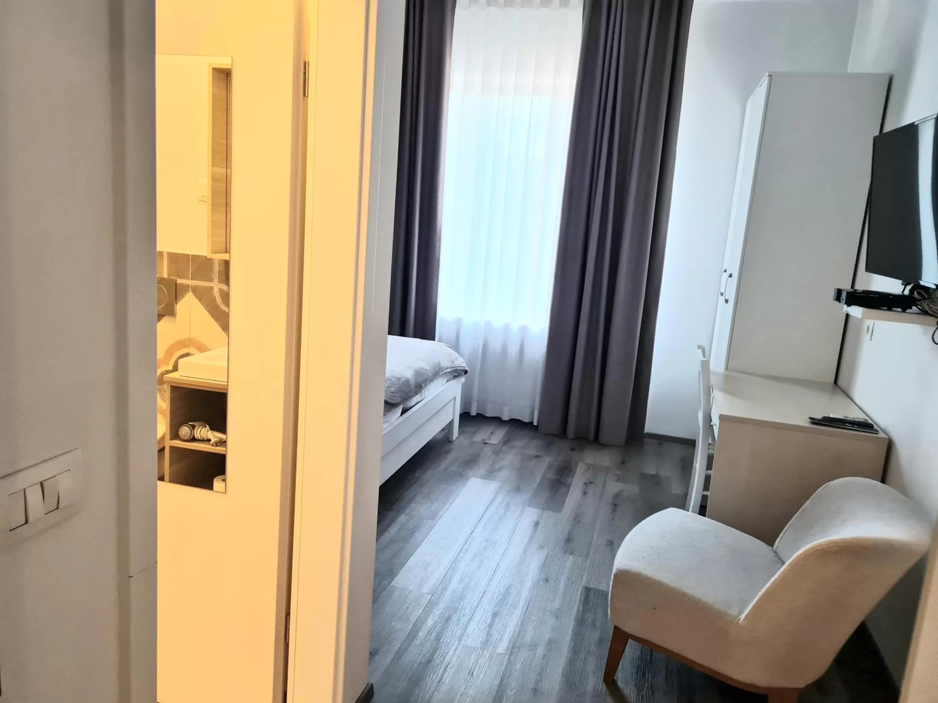 Photo of the whole room in AZUR ROOMS LJUBLJANA