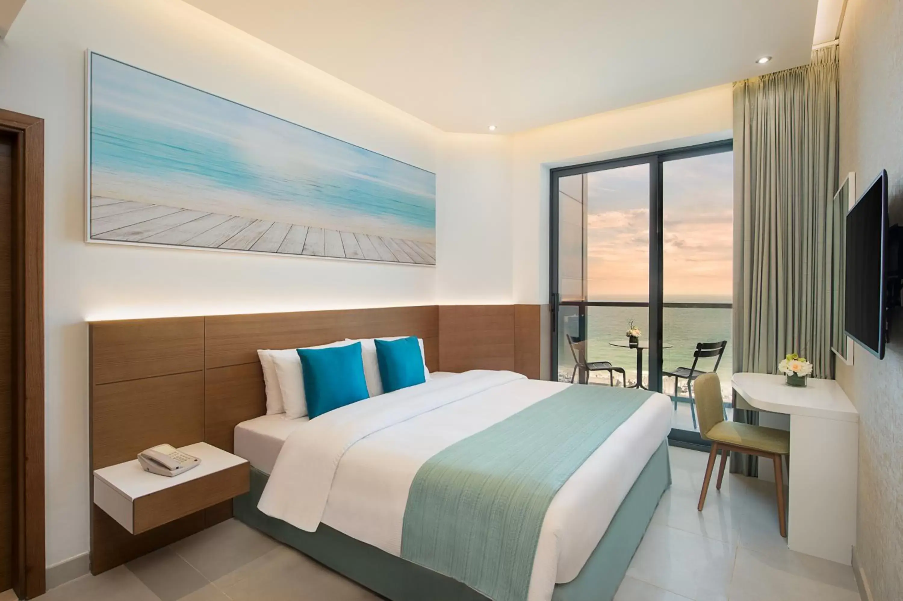 Standard King room Seaview -Smoking in Wyndham Garden Ajman Corniche Standard King room Seaview -Smoking in Wyndham Garden Ajman Corniche