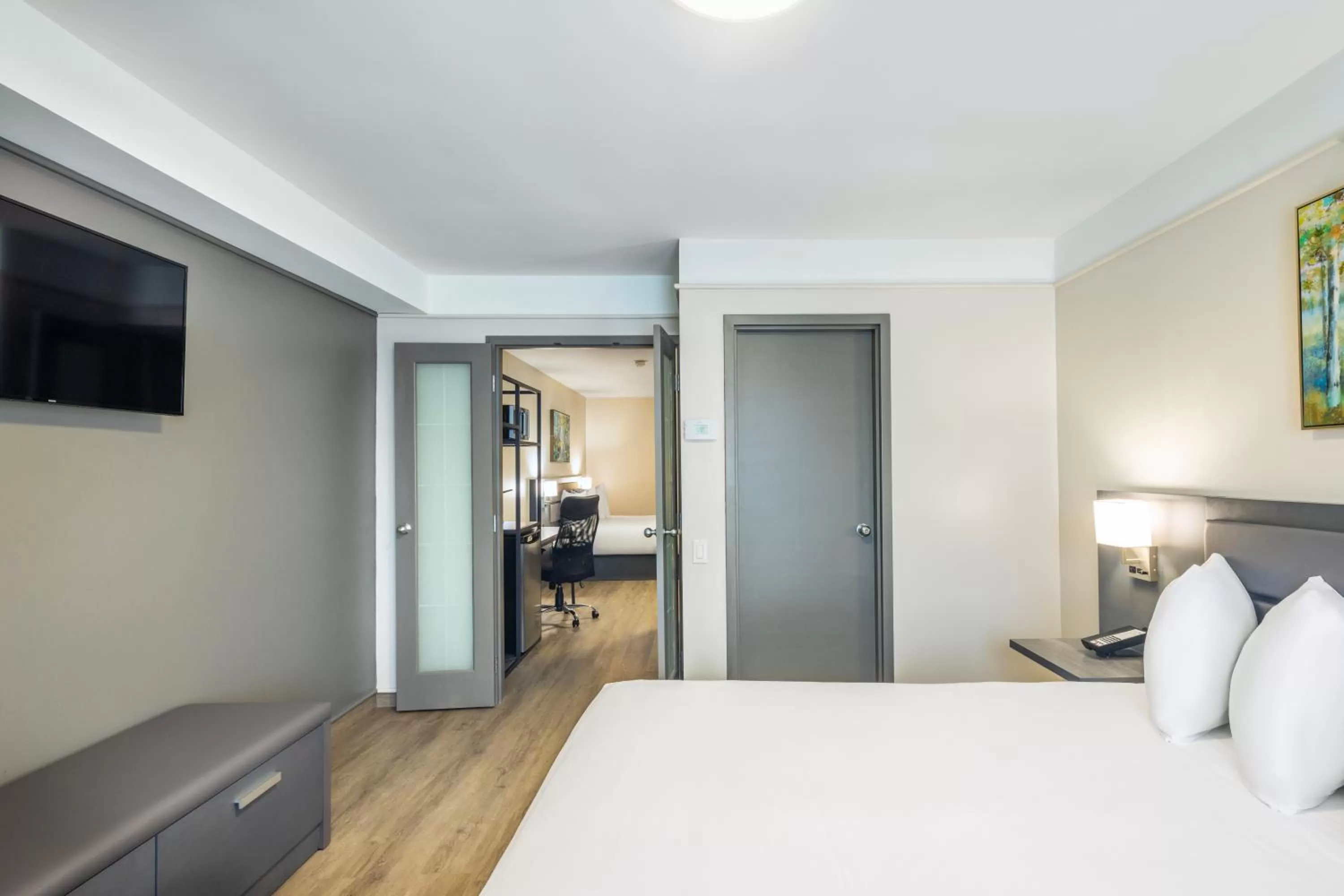 Bedroom, Bed in Les Suites de Laviolette, an Ascend Collection Hotel