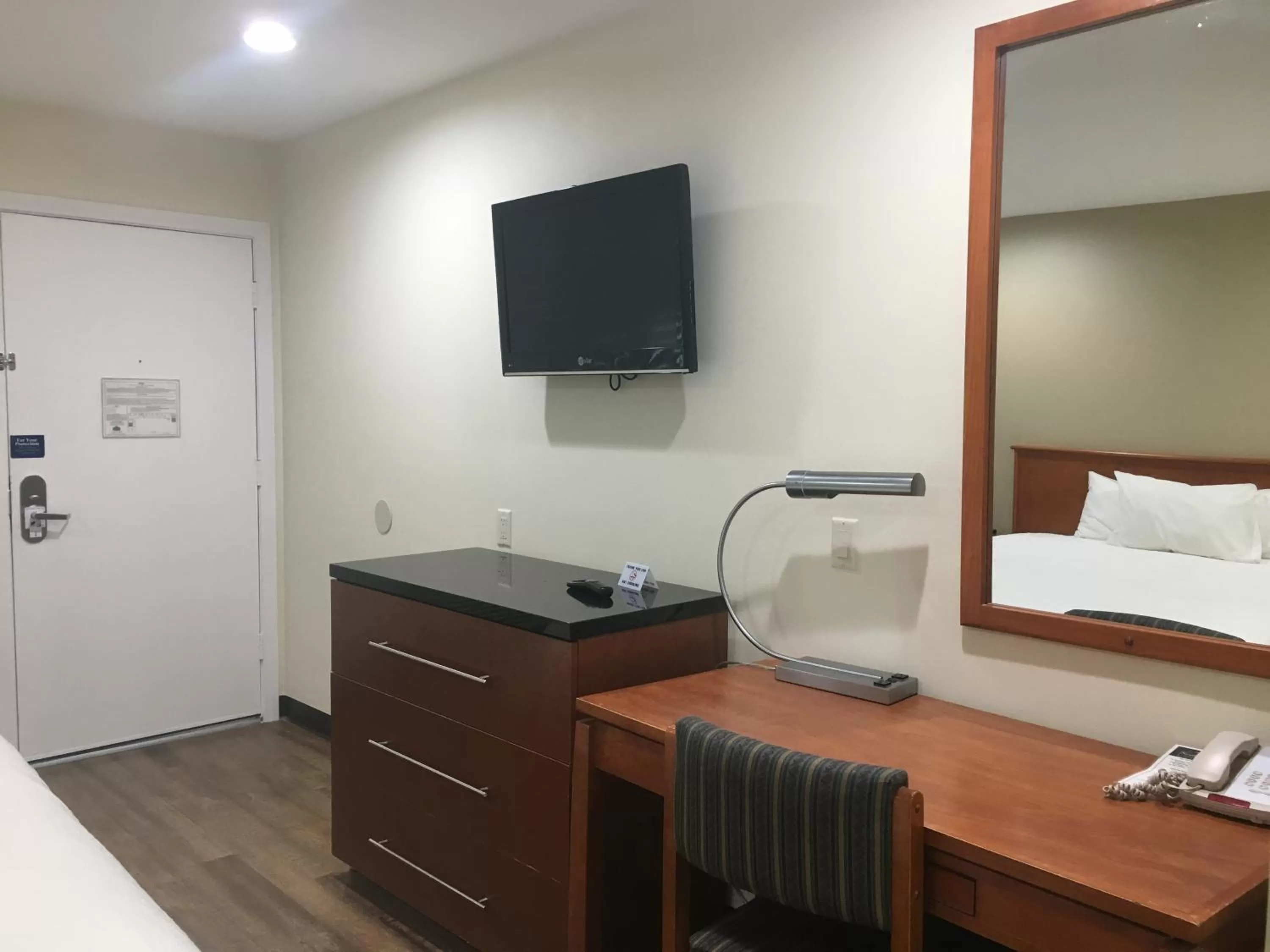 TV and multimedia, Bed in Simply Home Inn & Suites - Riverside