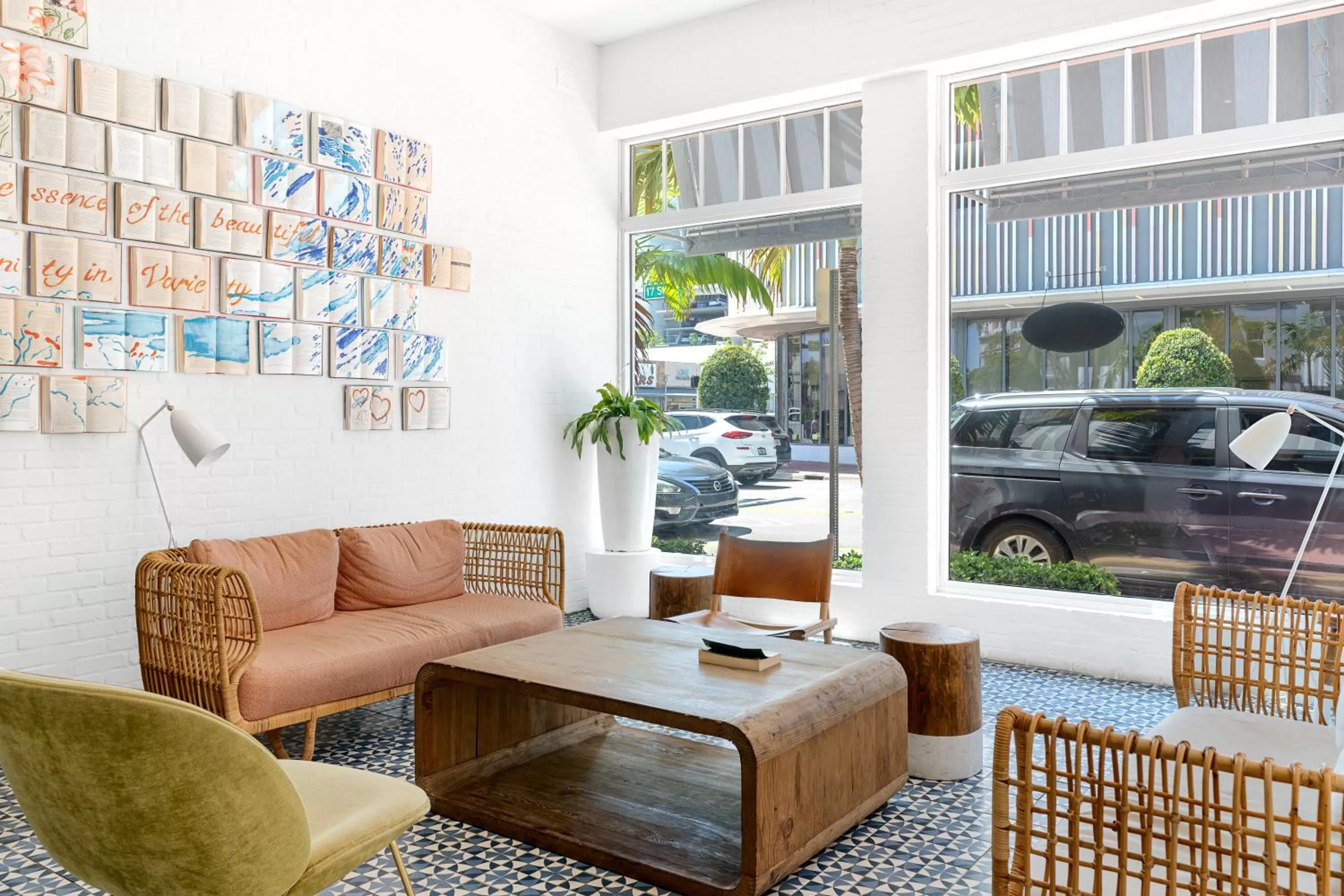 Lobby or reception, Seating Area in The Variety by LuxUrban