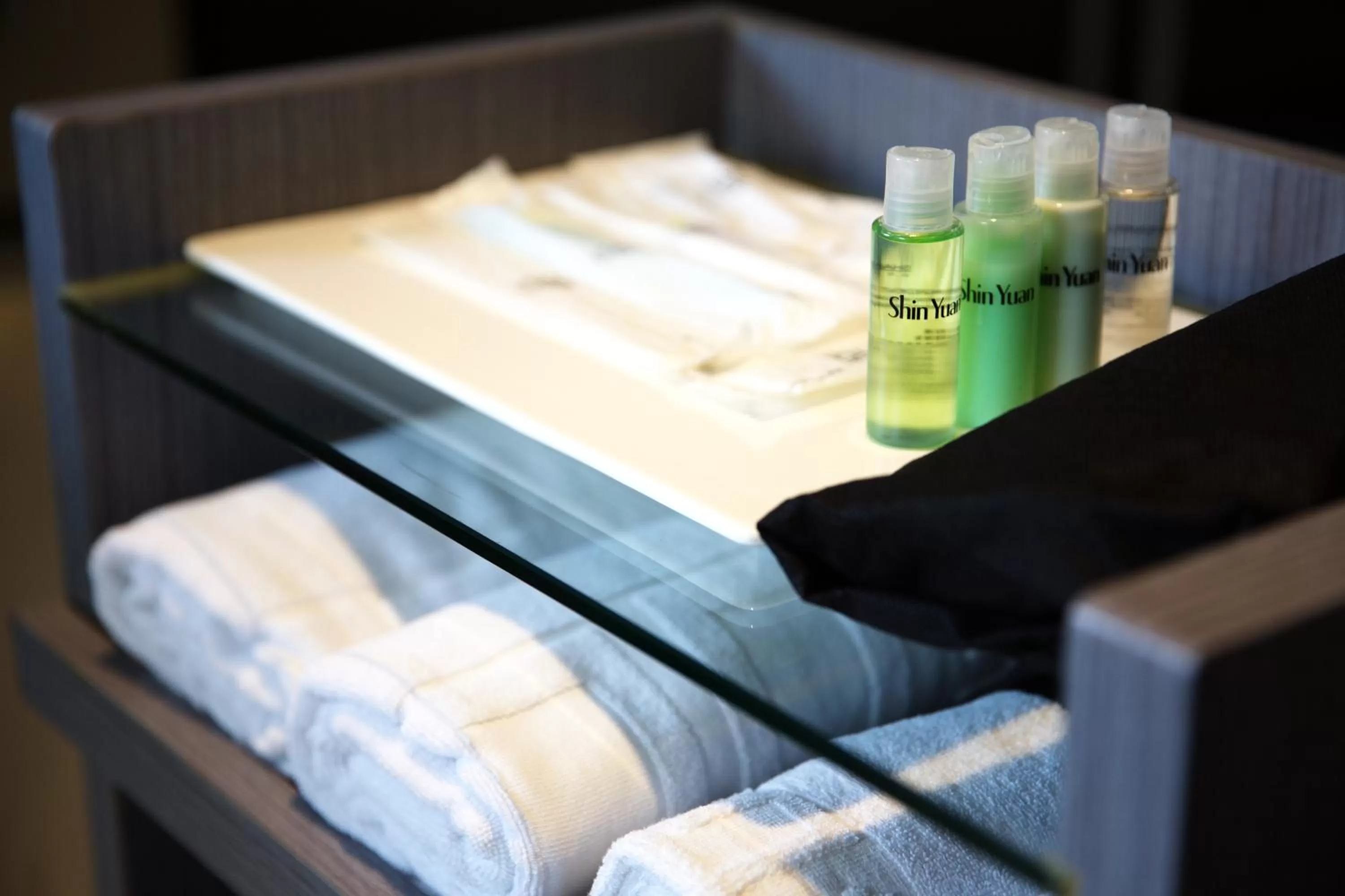 Bathroom, Bed in Shin Yuan Park Hotel