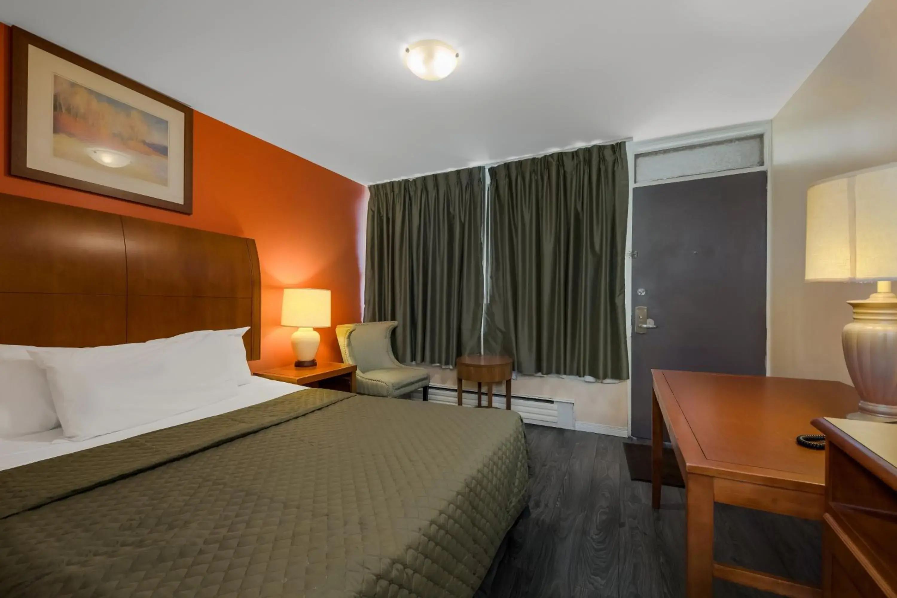 Queen Room - Non-Smoking in Knights Inn Burlington Queen Room - Non-Smoking in Knights Inn Burlington