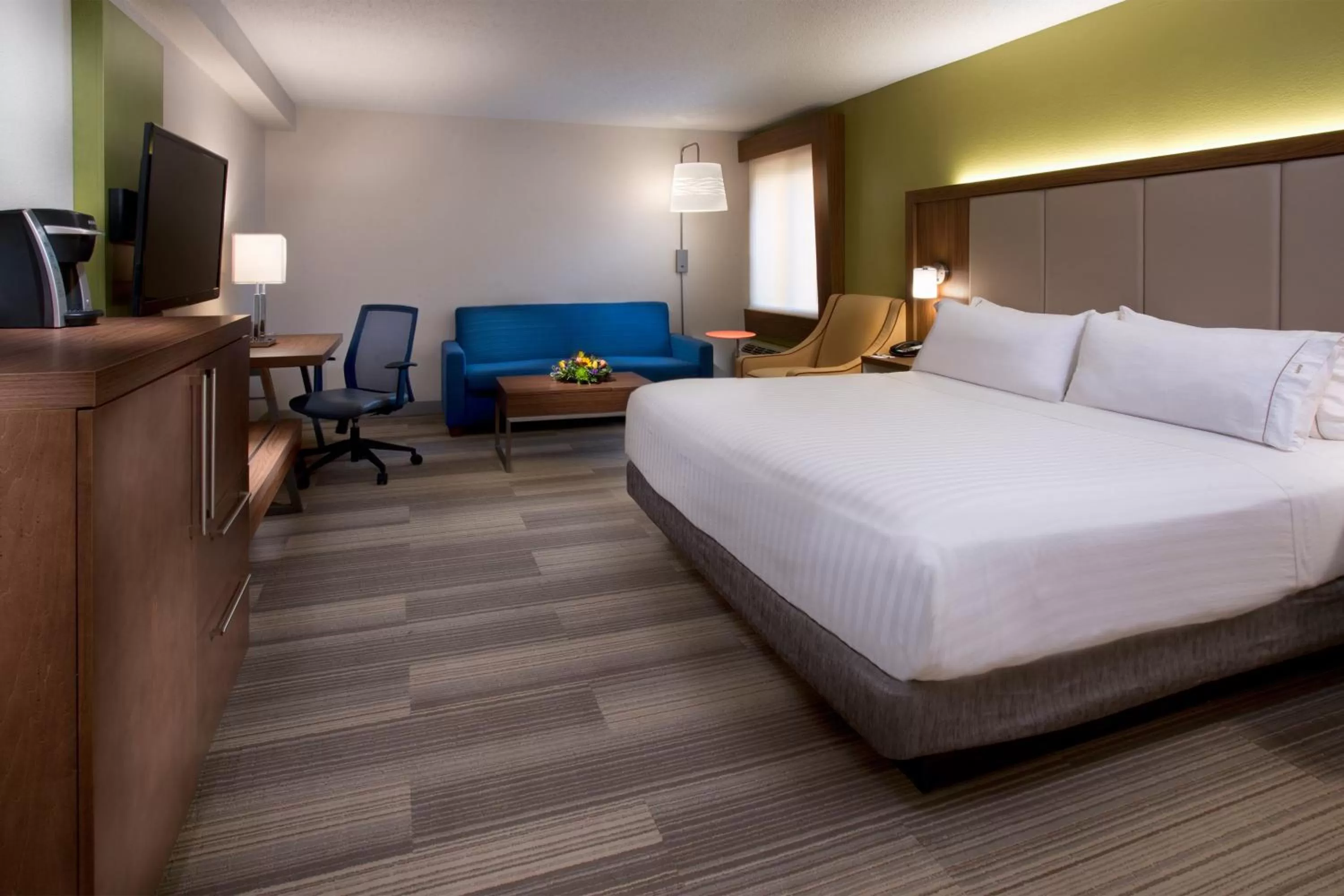 King Corner Room with Sofa Bed in Holiday Inn Express Nashville Airport by IHG