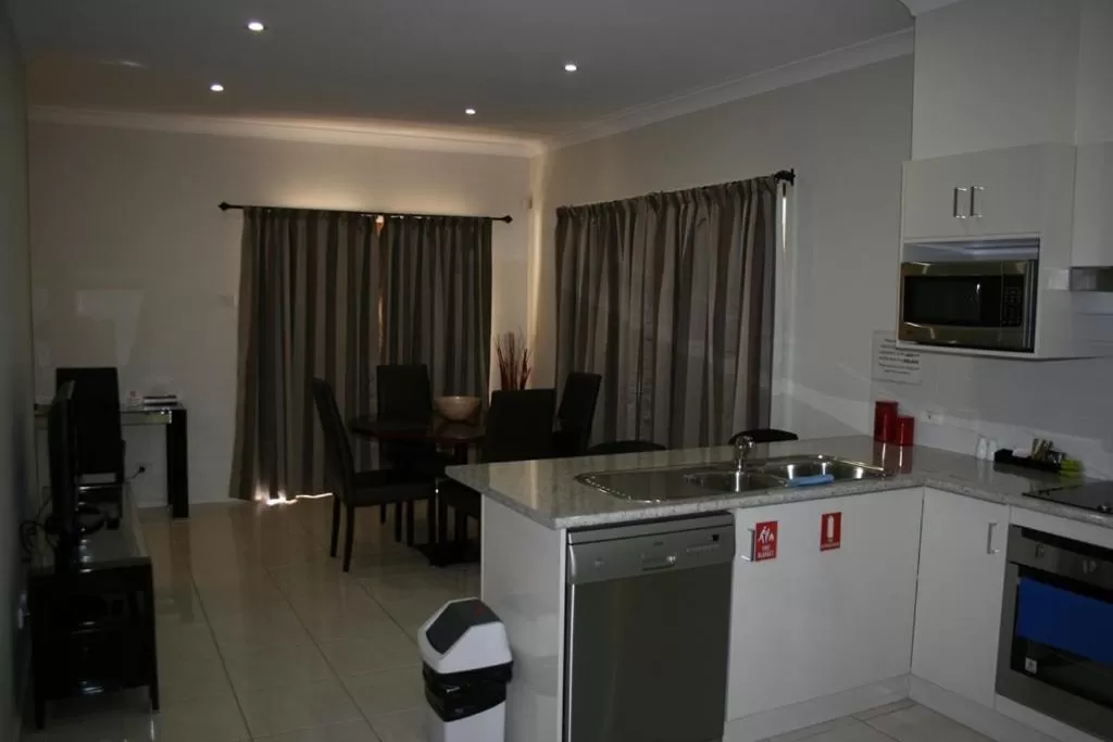 Kitchen or kitchenette in Noah's Mid City Motor Inn Muswellbrook