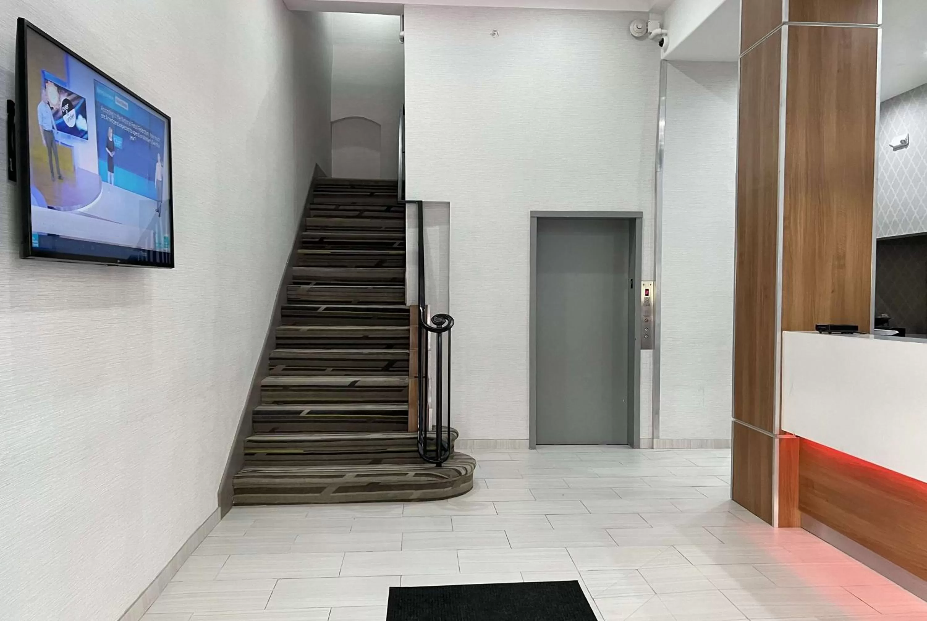 Lobby or reception in Super 8 by Wyndham San Francisco/Union Square Area