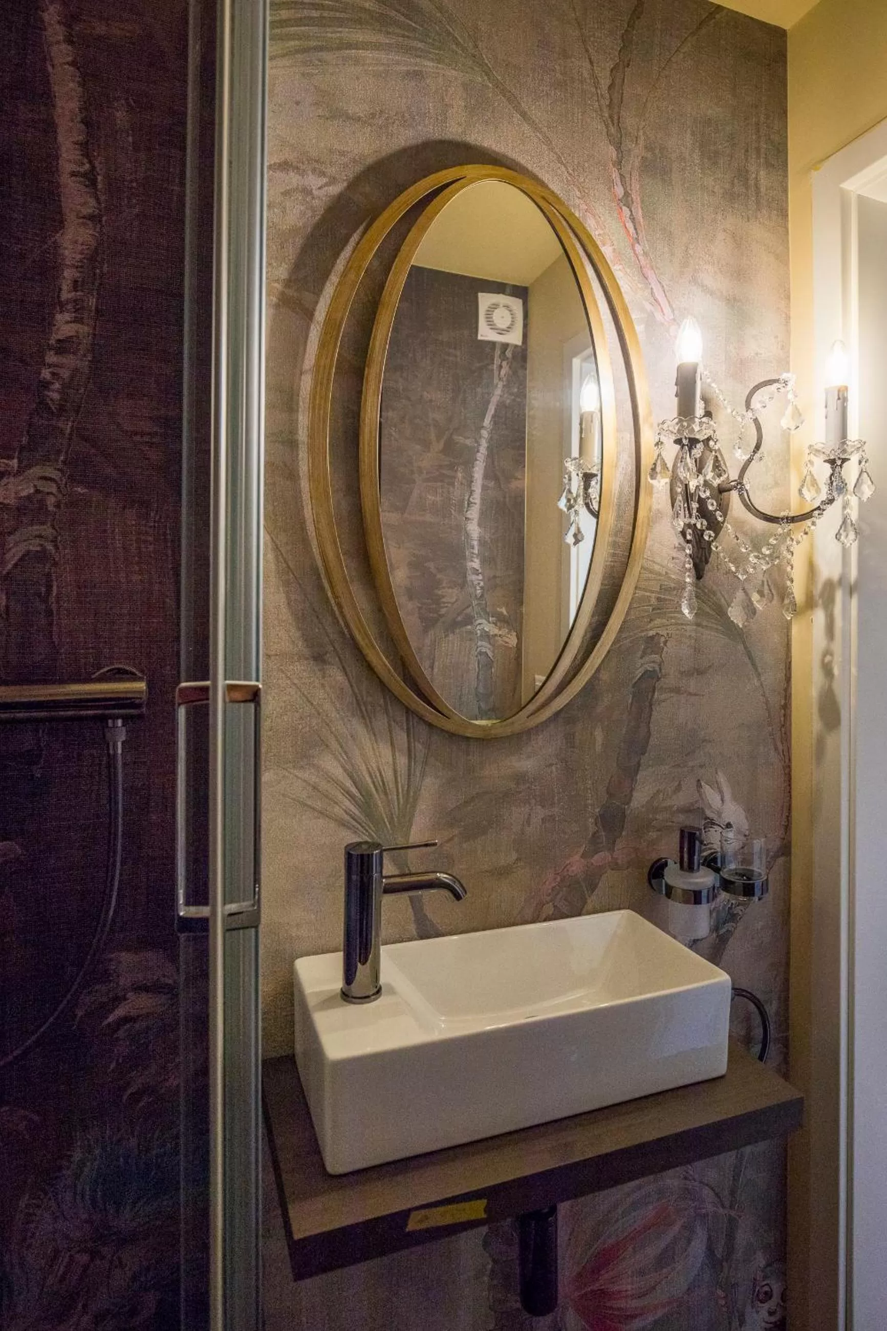 Shower in The Henry Self Check-In Guesthouse